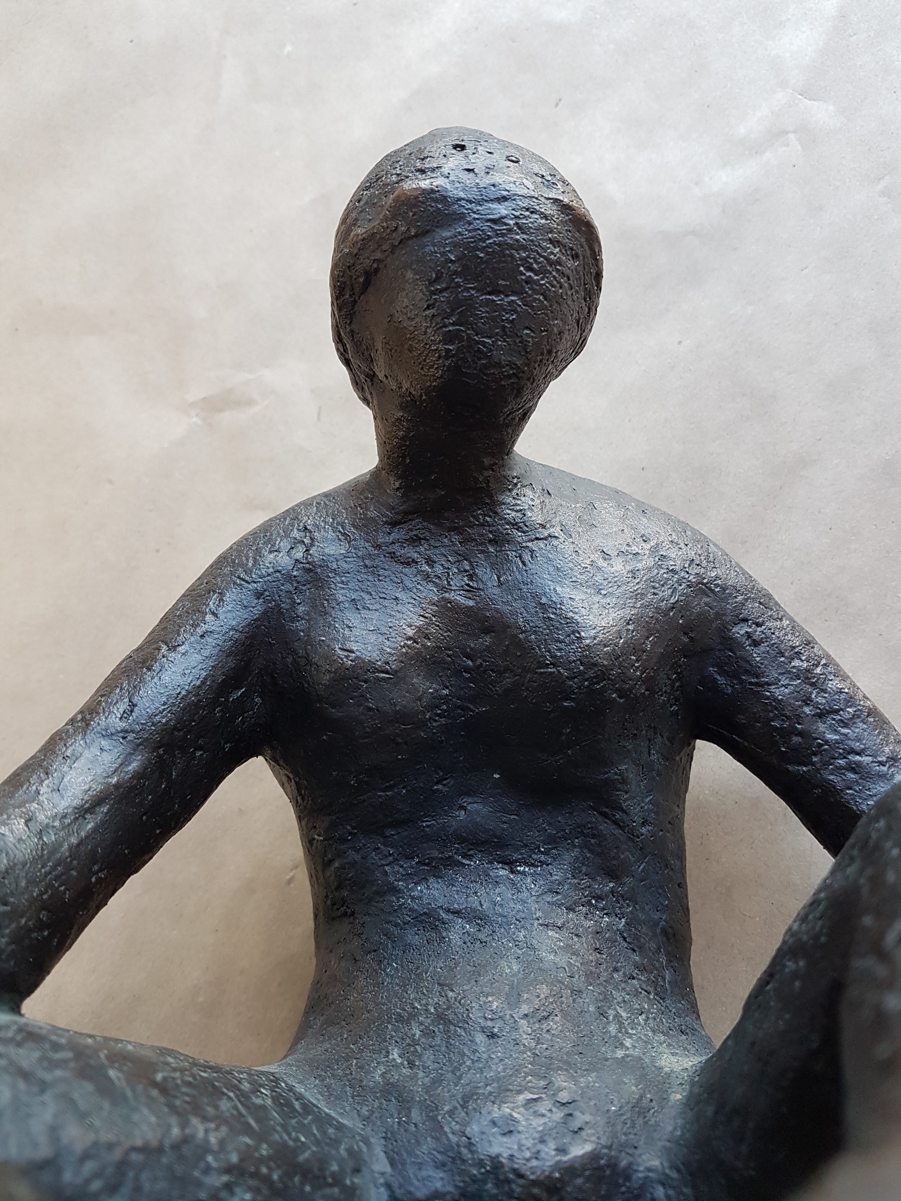 Detail i: H. Glücklich, zeitgen. Künstler, Sitzender weiblicher Akt, Bronzeguß, sign. und num. 2/15, H. ca. 20cm