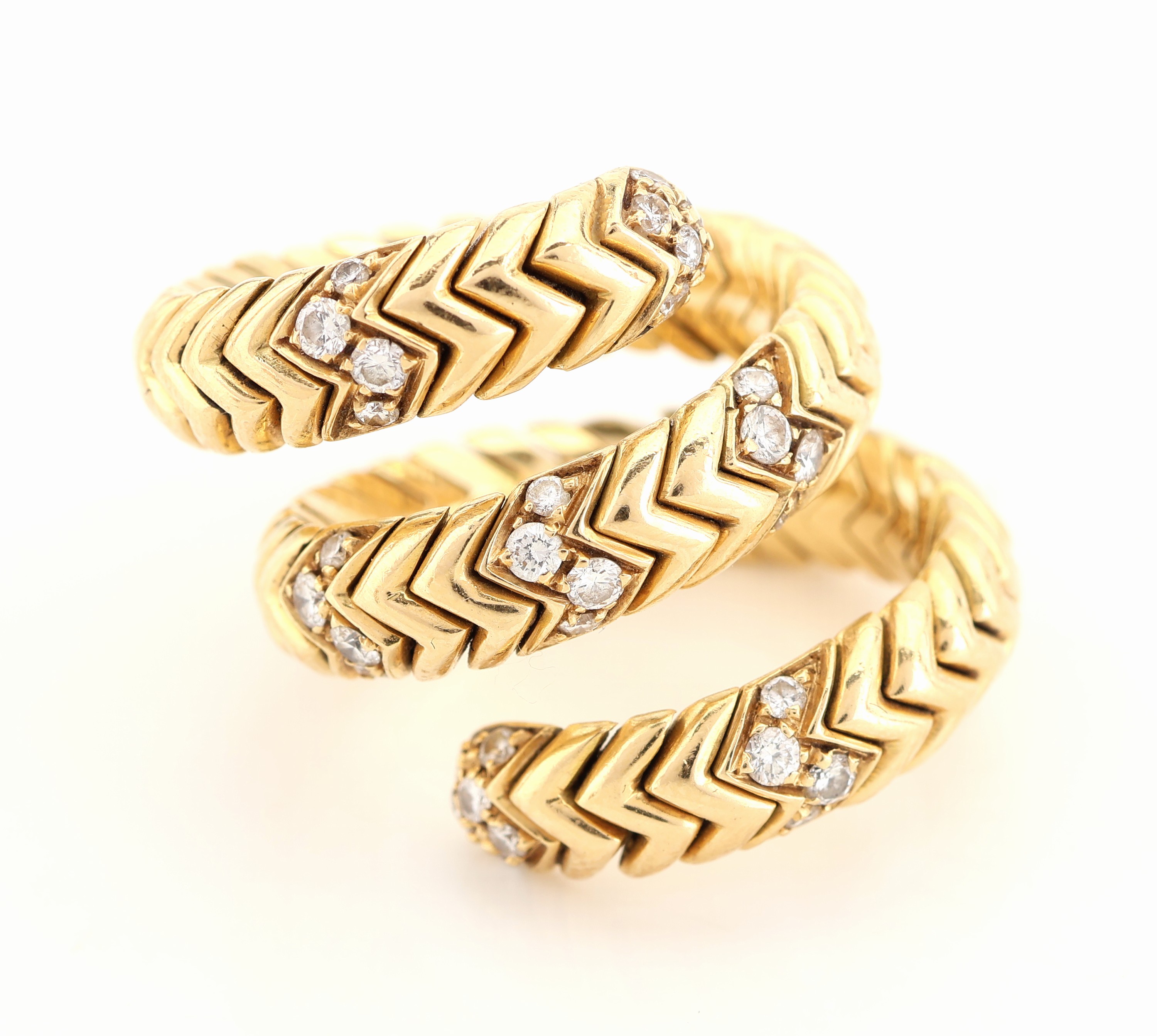 Detail a: 18 kt Gold BULGARI Brillant-Ring, GG 750/000, Modell Spiga, 32 Brillanten zus. ca. 0.30 ct Weiß/si, RW flexibel, ca. 20.1 g