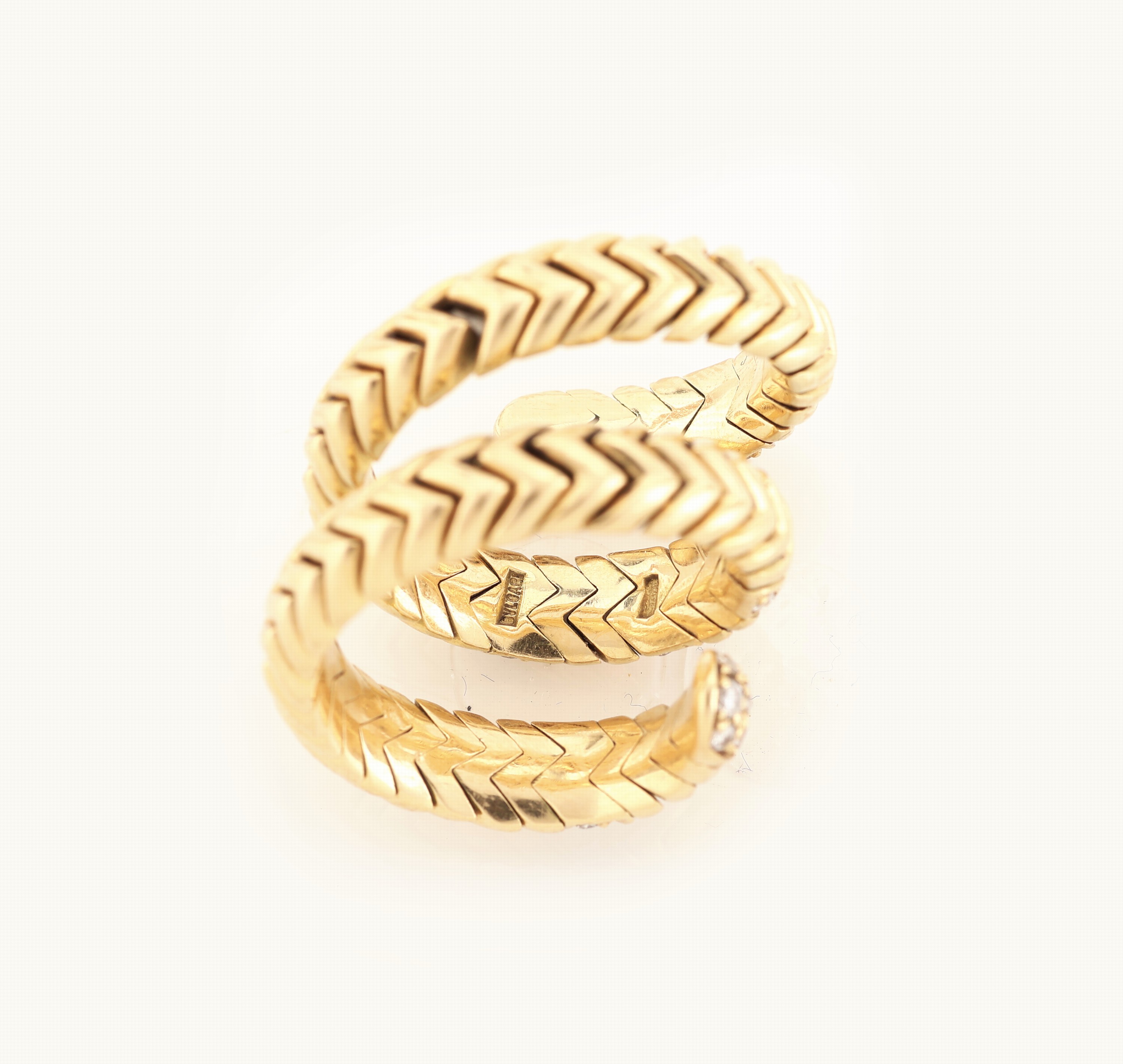 Detail b: 18 kt Gold BULGARI Brillant-Ring, GG 750/000, Modell Spiga, 32 Brillanten zus. ca. 0.30 ct Weiß/si, RW flexibel, ca. 20.1 g