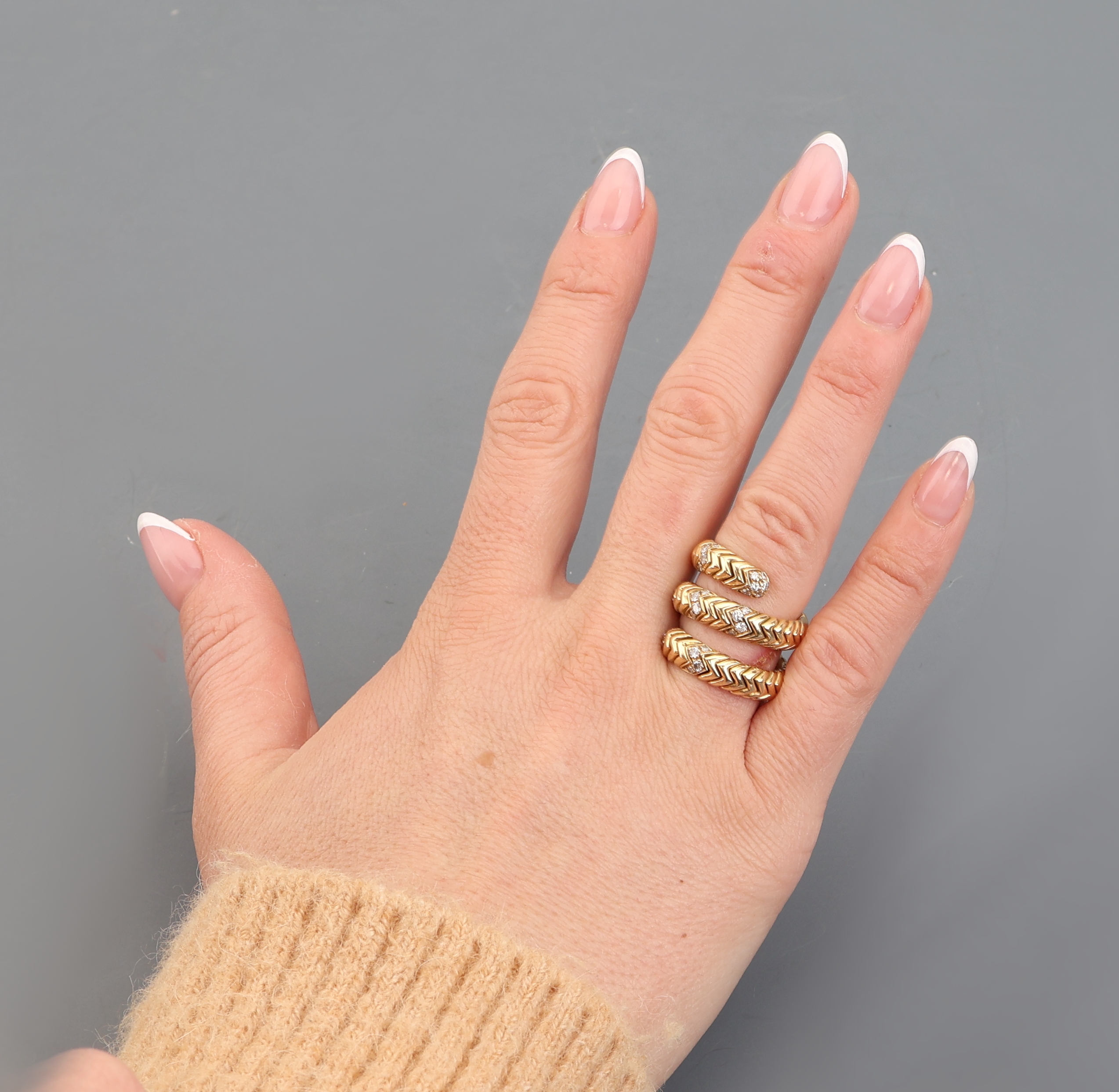Detail c: 18 kt Gold BULGARI Brillant-Ring, GG 750/000, Modell Spiga, 32 Brillanten zus. ca. 0.30 ct Weiß/si, RW flexibel, ca. 20.1 g