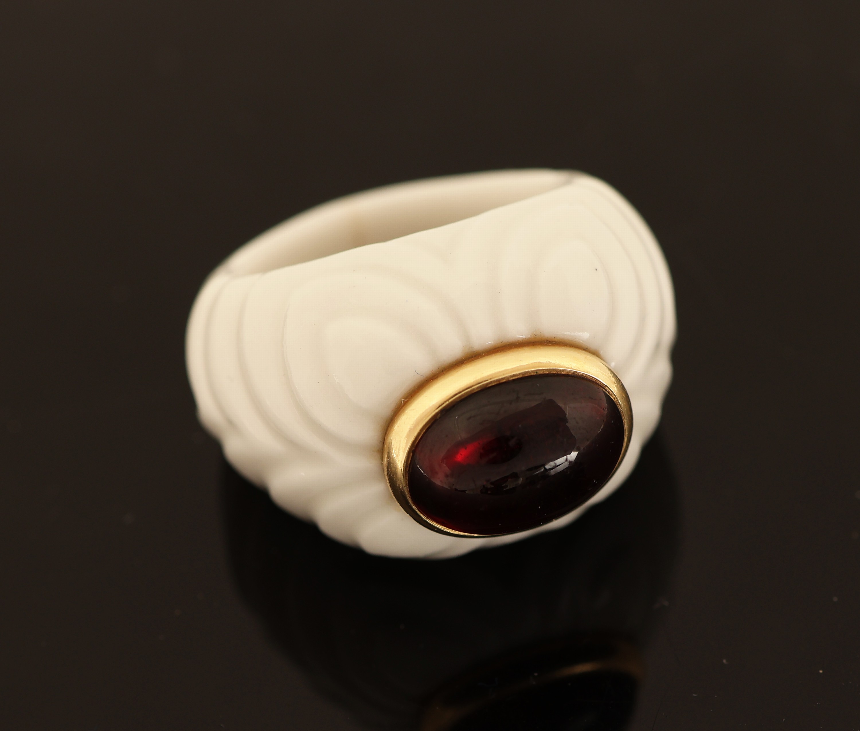 Detail a: BULGARI Rubellit-Ring, Modell CHANDRA, weiße Keramikschiene (untere Mitte mit Riss), ovaler Rubellit-Cabochon ca. 2.50 ct, in GG 750/000 Fassung, ...