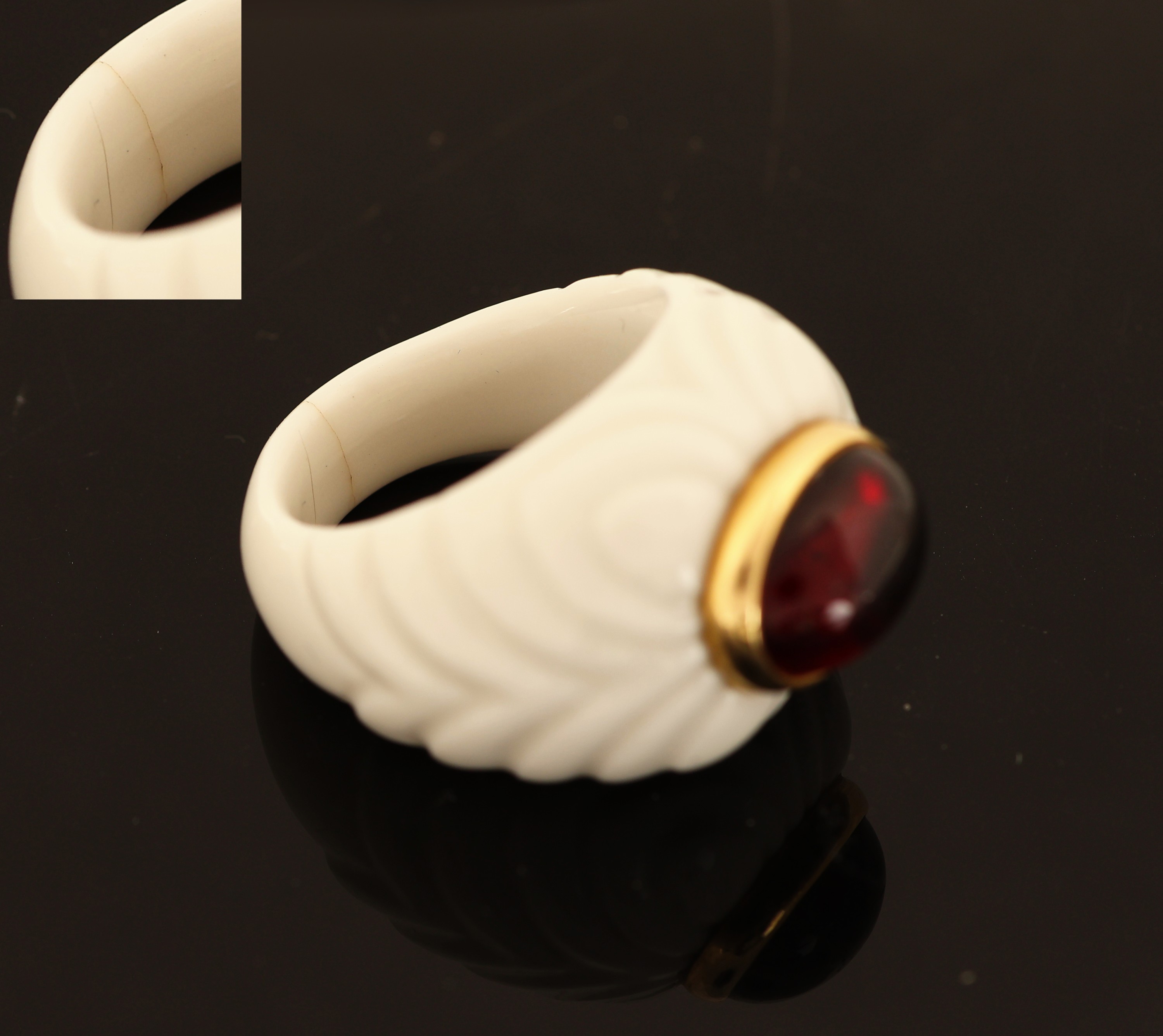 Detail c: BULGARI Rubellit-Ring, Modell CHANDRA, weiße Keramikschiene (untere Mitte mit Riss), ovaler Rubellit-Cabochon ca. 2.50 ct, in GG 750/000 Fassung, ...