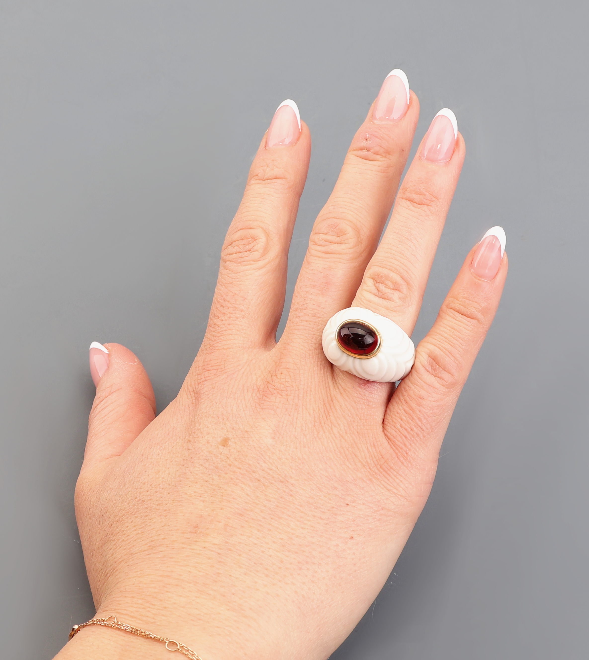 Detail d: BULGARI Rubellit-Ring, Modell CHANDRA, weiße Keramikschiene (untere Mitte mit Riss), ovaler Rubellit-Cabochon ca. 2.50 ct, in GG 750/000 Fassung, ...