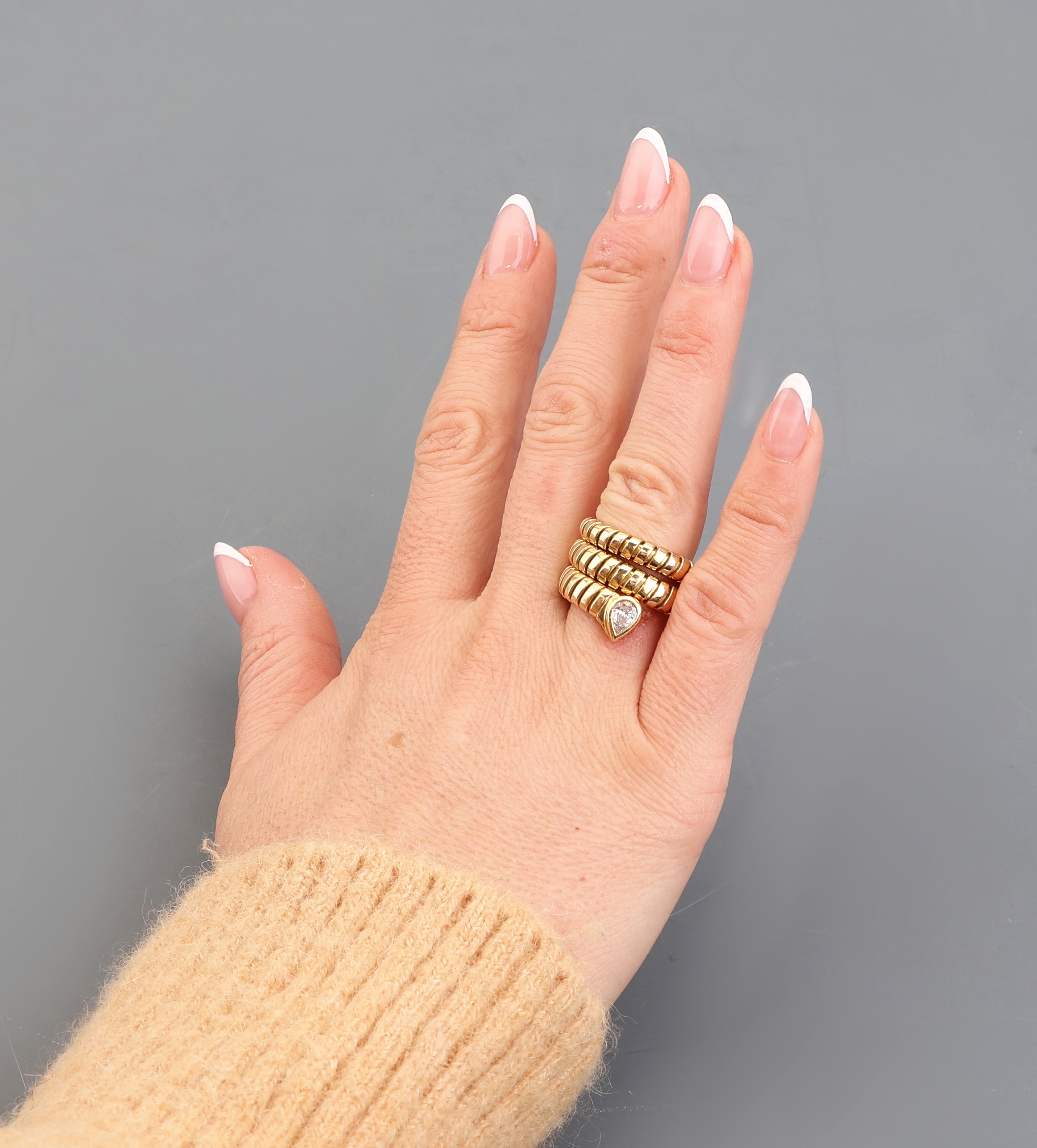 Detail c: 18 kt Gold BULGARI Diamant-Ring, GG 750/000, Modell Serpenti Tubogas, 1 Diamant- Tropfen ca. 0.30 ct Weiß/si, RW flexibel, ca. 16.9 g