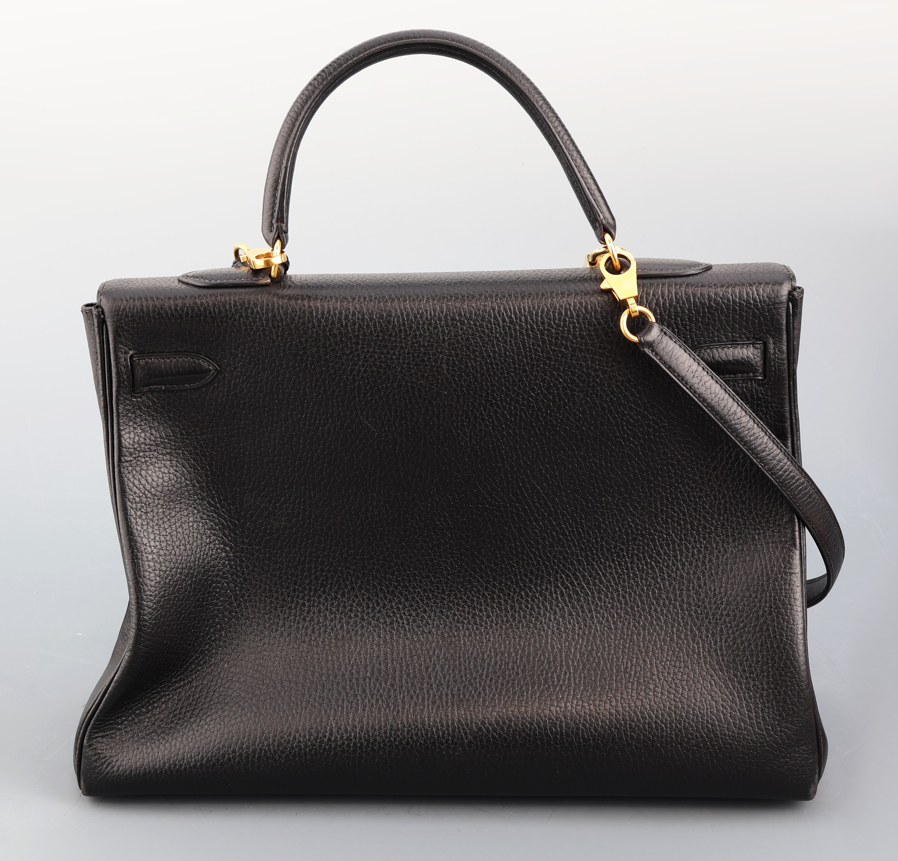 Detail a: HERMES Kelly Bag, 1983, schwarzes Togo Leder, orig. Clochette und Schloss, Trageriemen, Gebr.-Spuren, ca. 34 x 13 x 24 cm