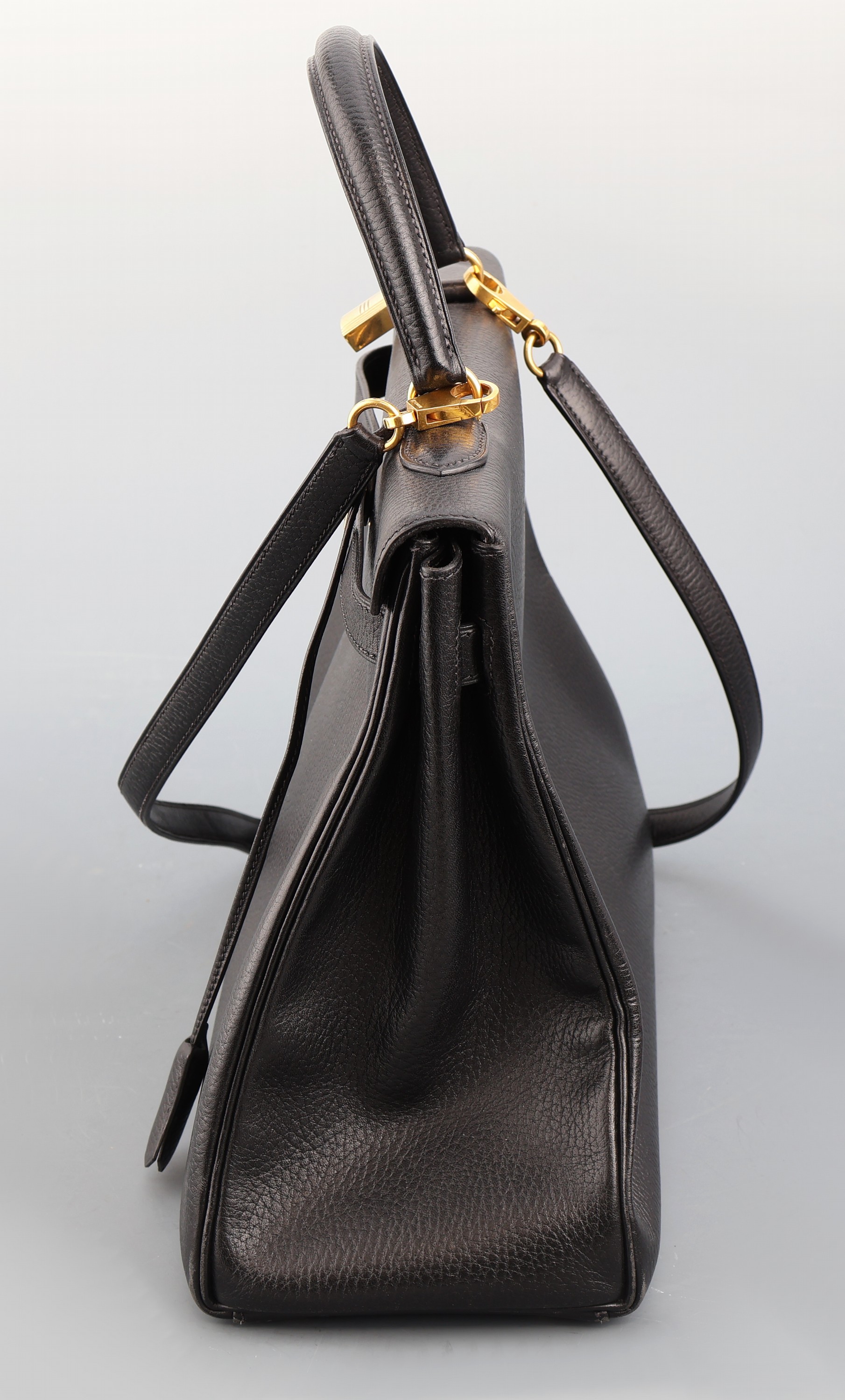 Detail b: HERMES Kelly Bag, 1983, schwarzes Togo Leder, orig. Clochette und Schloss, Trageriemen, Gebr.-Spuren, ca. 34 x 13 x 24 cm