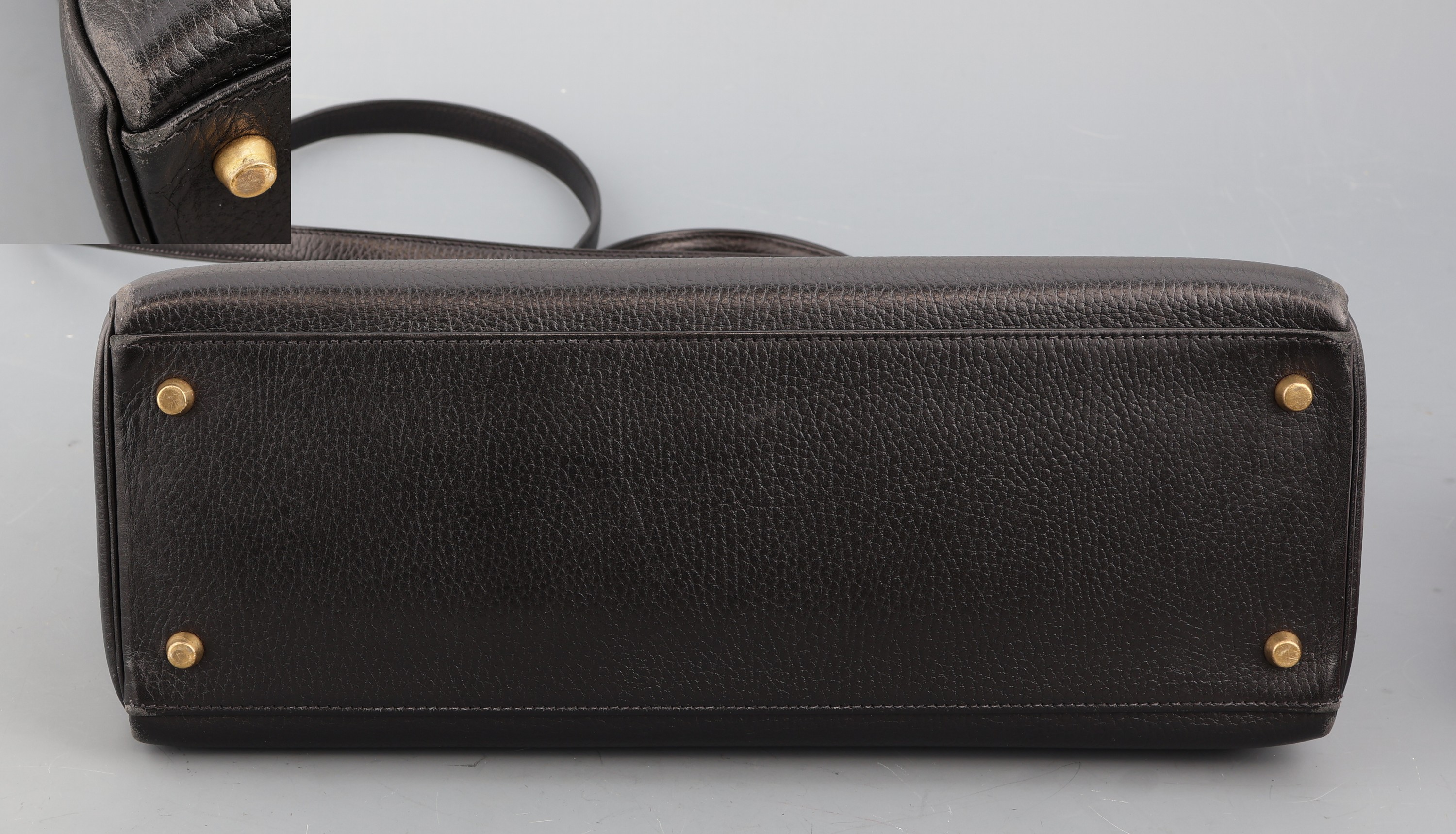 Detail c: HERMES Kelly Bag, 1983, schwarzes Togo Leder, orig. Clochette und Schloss, Trageriemen, Gebr.-Spuren, ca. 34 x 13 x 24 cm