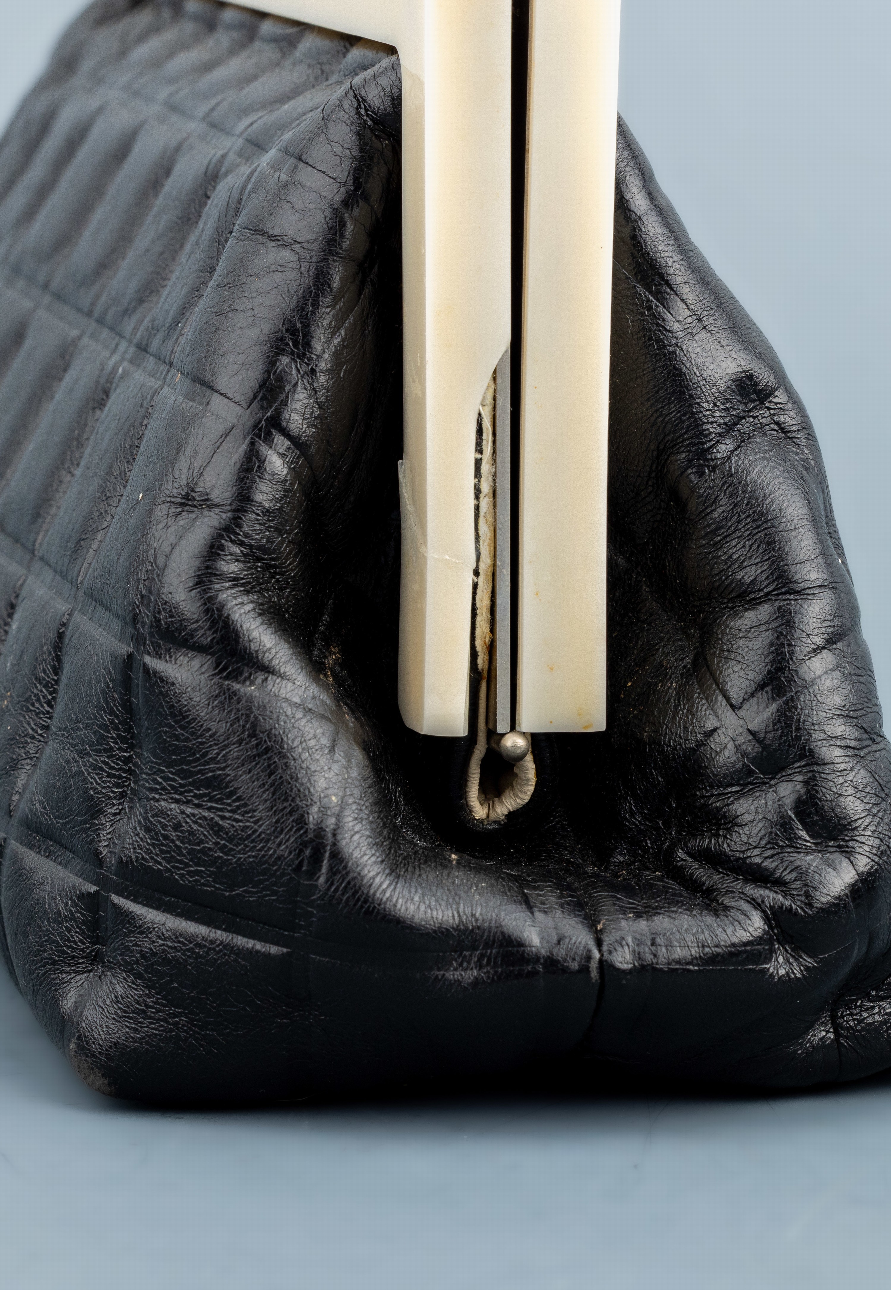 Detail a: CHANEL Handtasche Chocobar Coco Mark, schwarzes Lammleder mit typ. Chanel-Karo- Stepp, Bügel cremefarb. Kunststoff/Bakelit, ca. 23 x 10 x 14 cm, ...