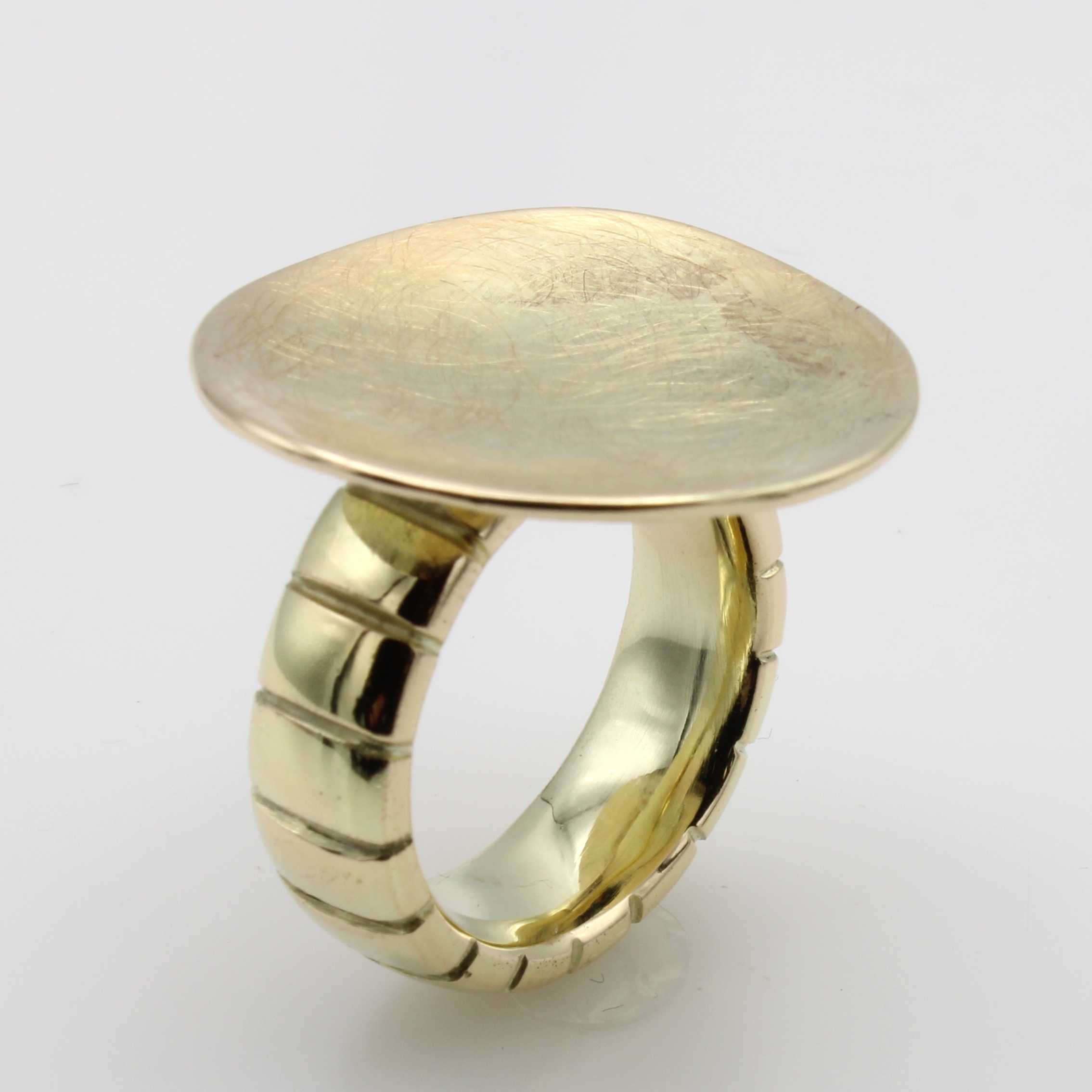 Image 26991879 - Massiver ausgefallener Ring, GG 585/000, Ringkopf gebürstet, Ringschiene breit ...