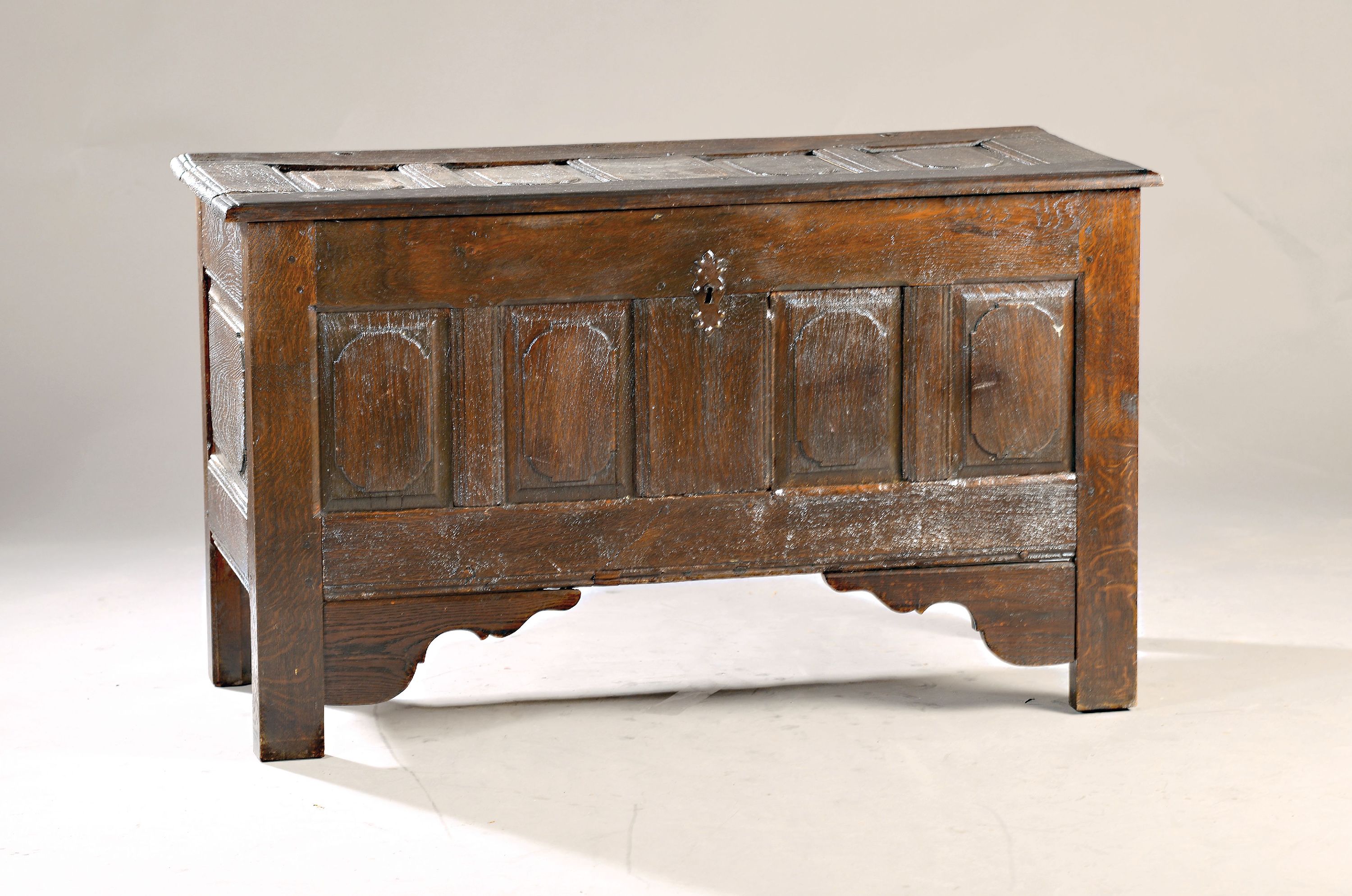 Image 26991956 - Barocktruhe, 18.Jh., Eiche massiv, mehrfach kassettiert, Deckklappe, ca. 72 x 127 x 51 ...