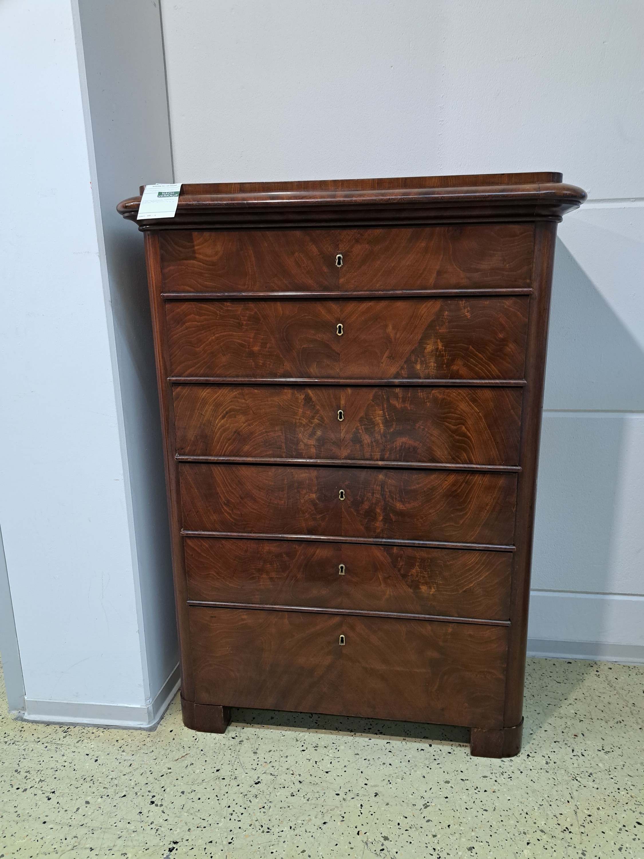 Detail a: Chiffoniere/Hochkommode, Biedermeier, um 1840 , Mahagonifurnier, 6 Schubladen, ca. 148 x 112 x 58 cm, EZ 2-3