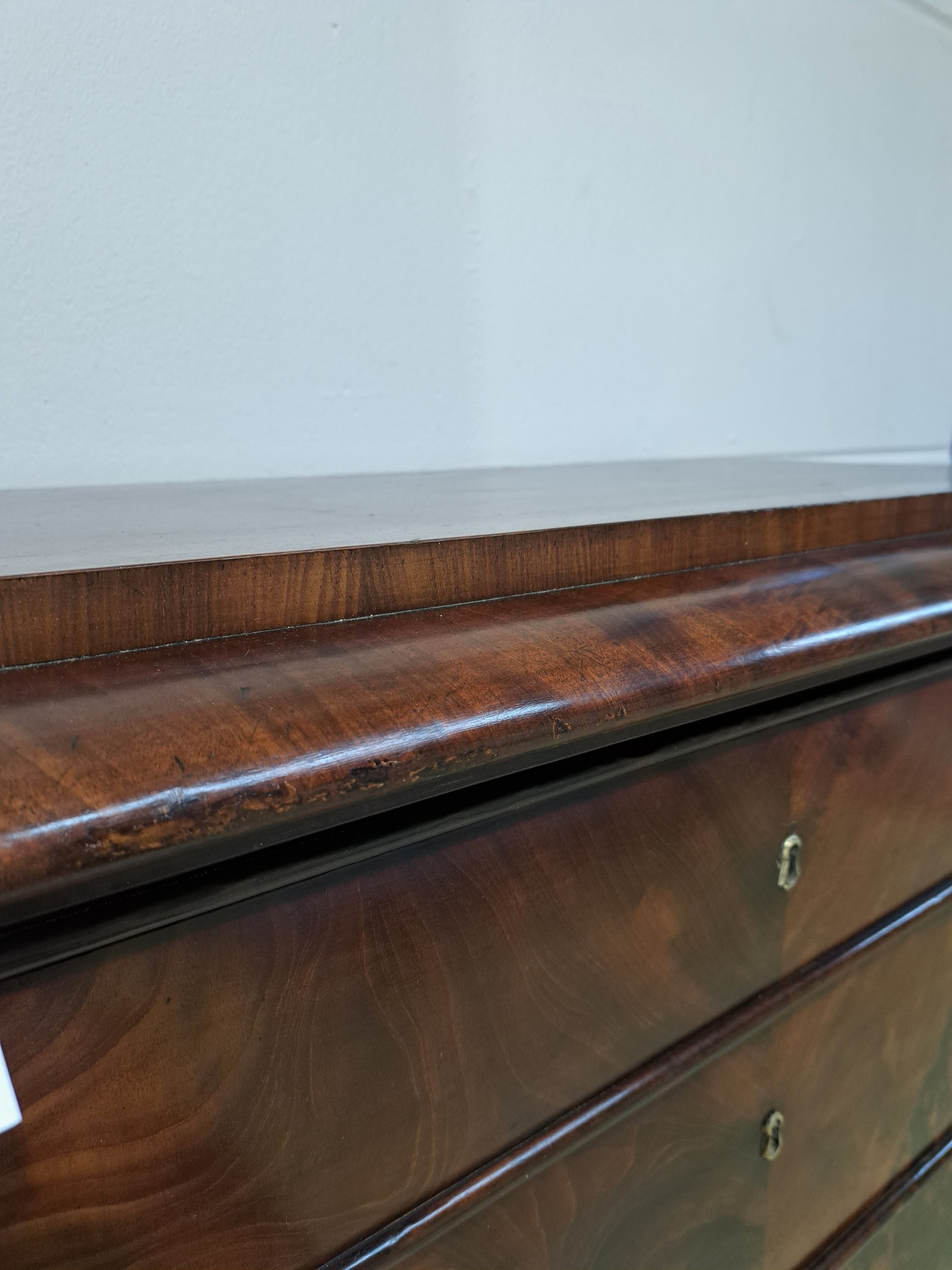 Detail f: Chiffoniere/Hochkommode, Biedermeier, um 1840 , Mahagonifurnier, 6 Schubladen, ca. 148 x 112 x 58 cm, EZ 2-3