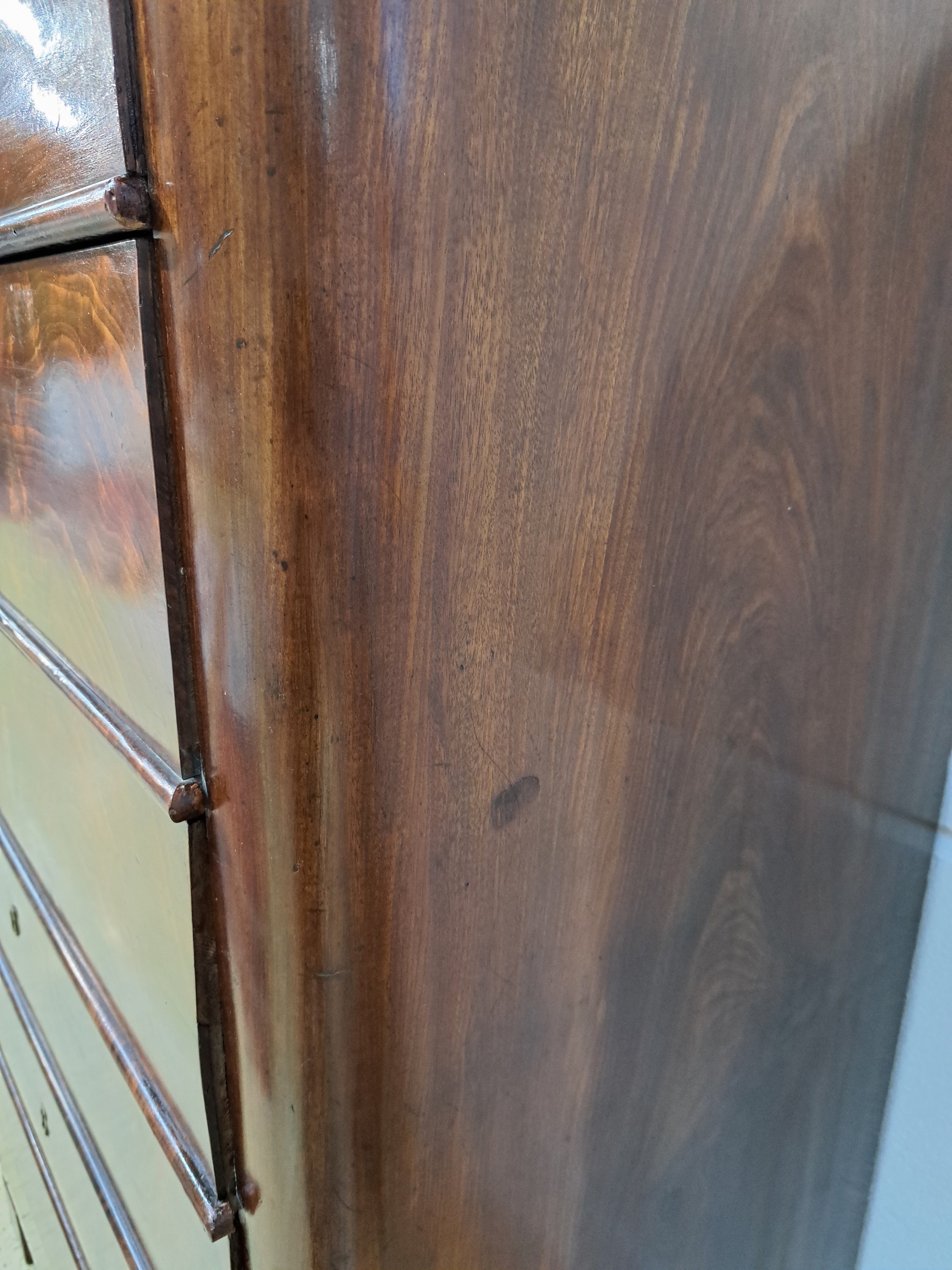 Detail g: Chiffoniere/Hochkommode, Biedermeier, um 1840 , Mahagonifurnier, 6 Schubladen, ca. 148 x 112 x 58 cm, EZ 2-3