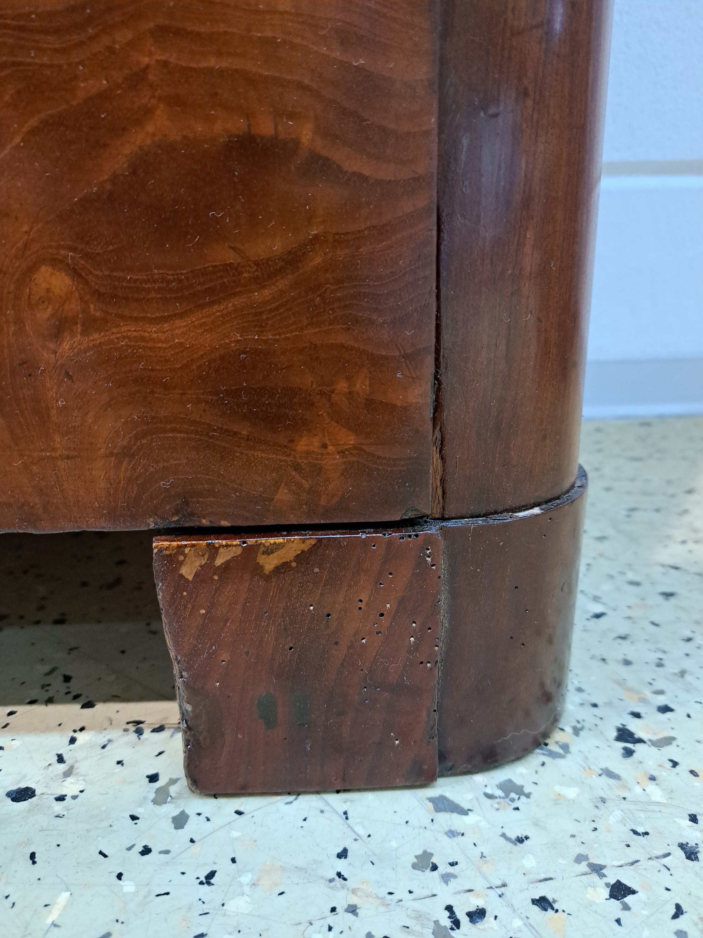 Detail q: Chiffoniere/Hochkommode, Biedermeier, um 1840 , Mahagonifurnier, 6 Schubladen, ca. 148 x 112 x 58 cm, EZ 2-3