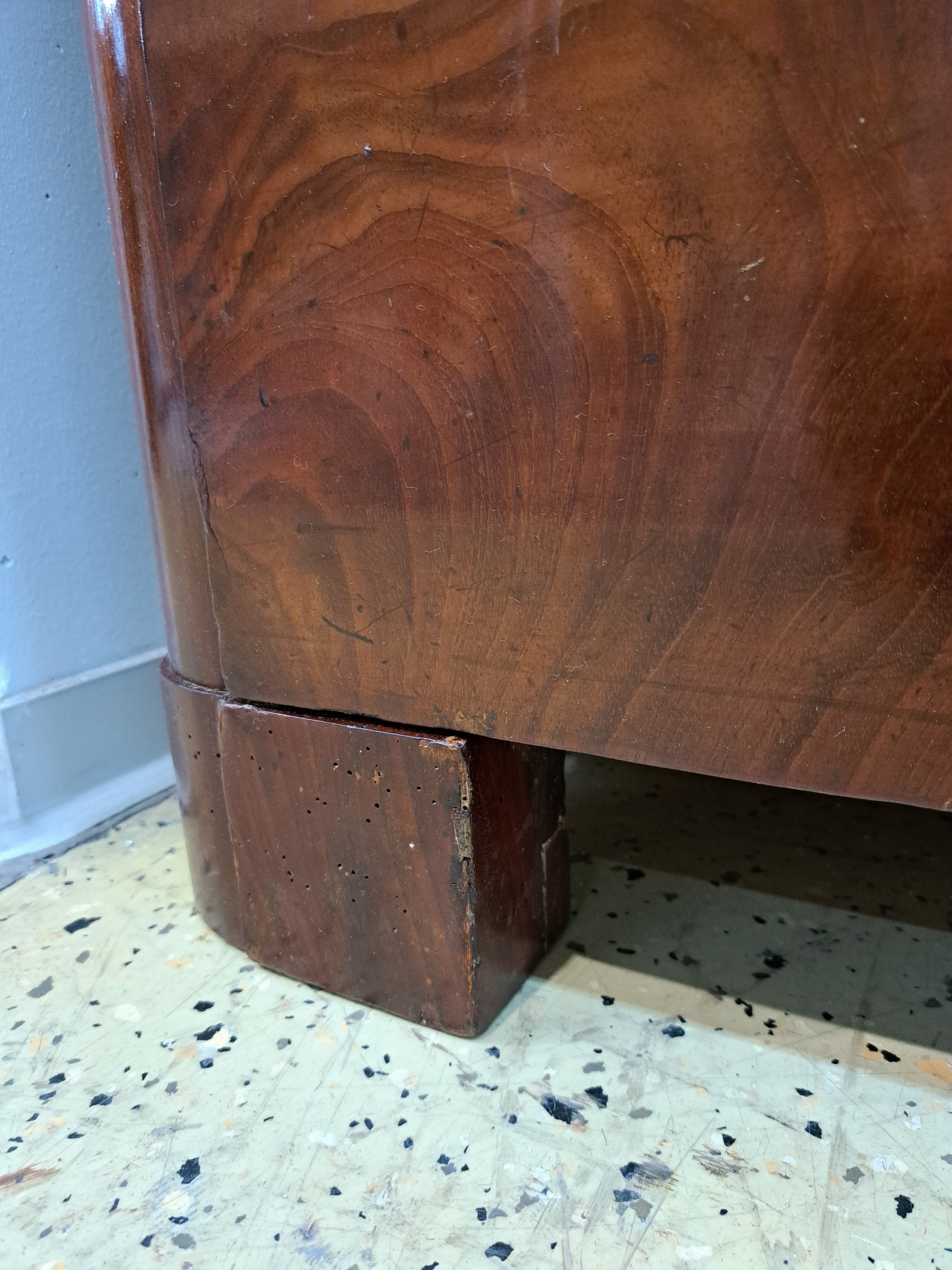 Detail s: Chiffoniere/Hochkommode, Biedermeier, um 1840 , Mahagonifurnier, 6 Schubladen, ca. 148 x 112 x 58 cm, EZ 2-3