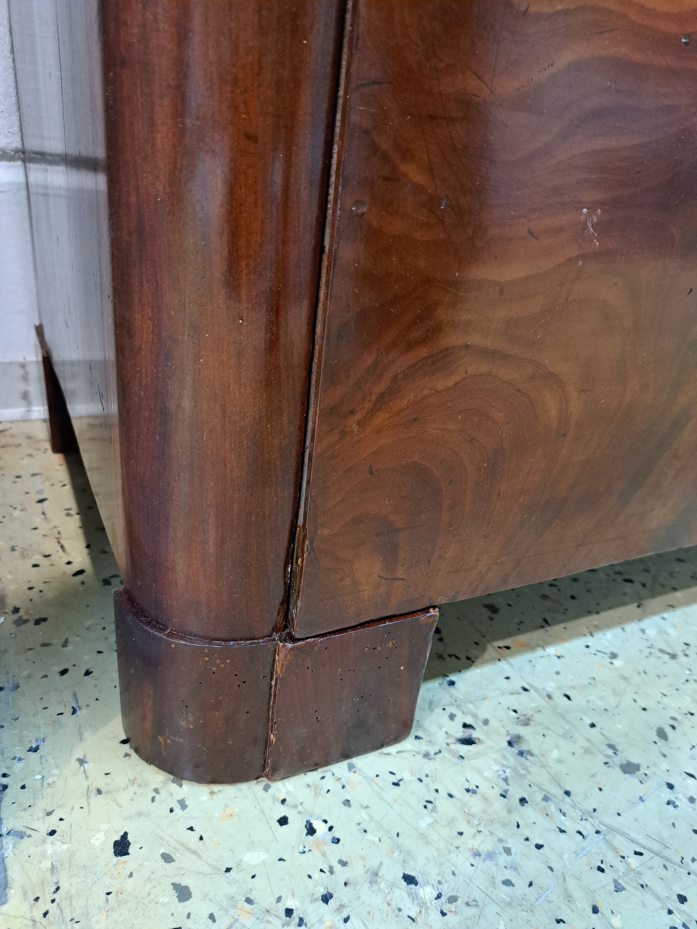 Detail t: Chiffoniere/Hochkommode, Biedermeier, um 1840 , Mahagonifurnier, 6 Schubladen, ca. 148 x 112 x 58 cm, EZ 2-3