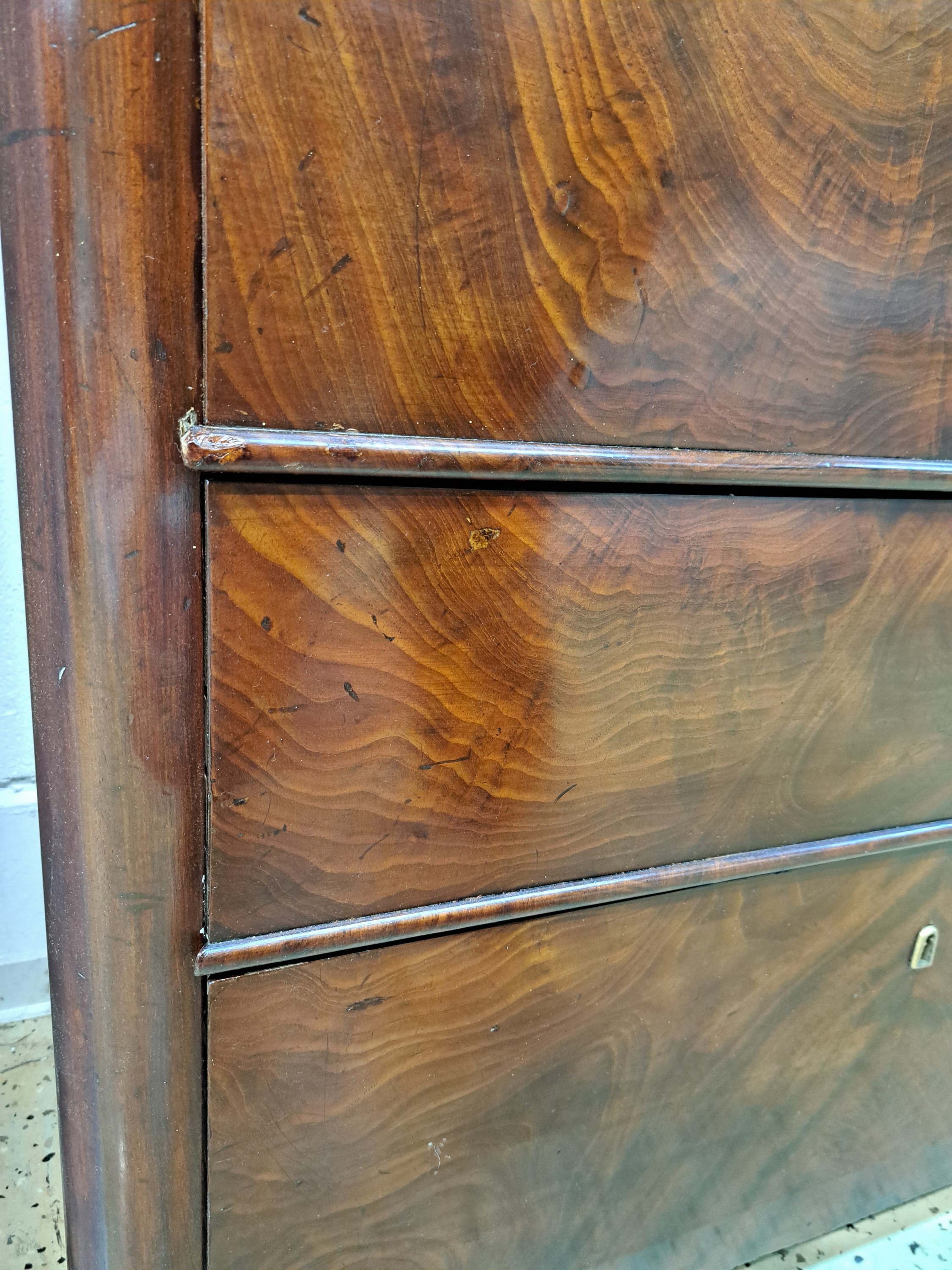Detail u: Chiffoniere/Hochkommode, Biedermeier, um 1840 , Mahagonifurnier, 6 Schubladen, ca. 148 x 112 x 58 cm, EZ 2-3