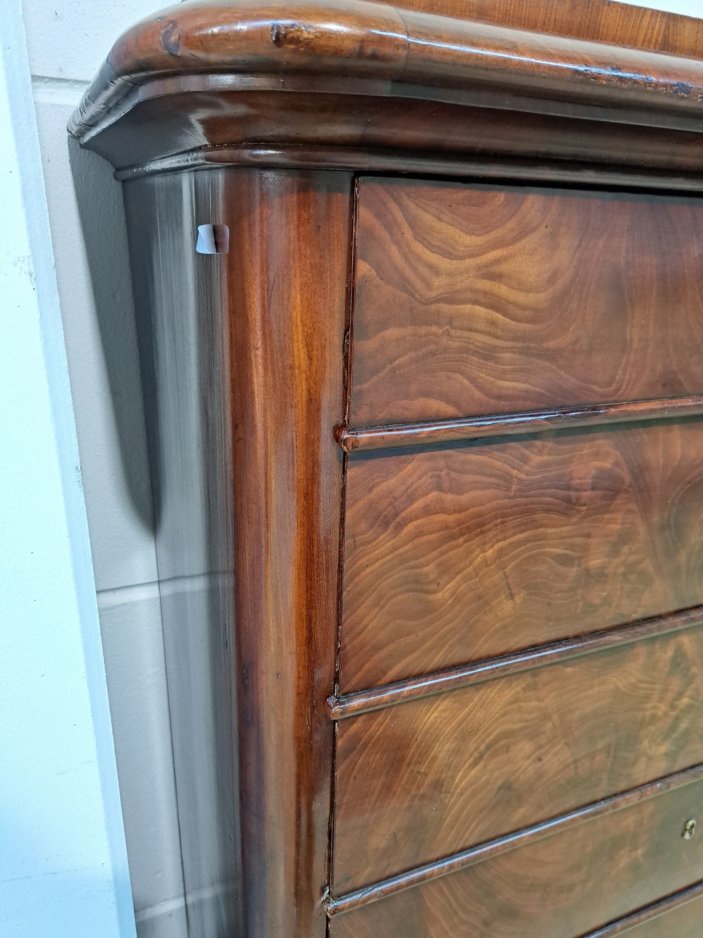 Detail v: Chiffoniere/Hochkommode, Biedermeier, um 1840 , Mahagonifurnier, 6 Schubladen, ca. 148 x 112 x 58 cm, EZ 2-3