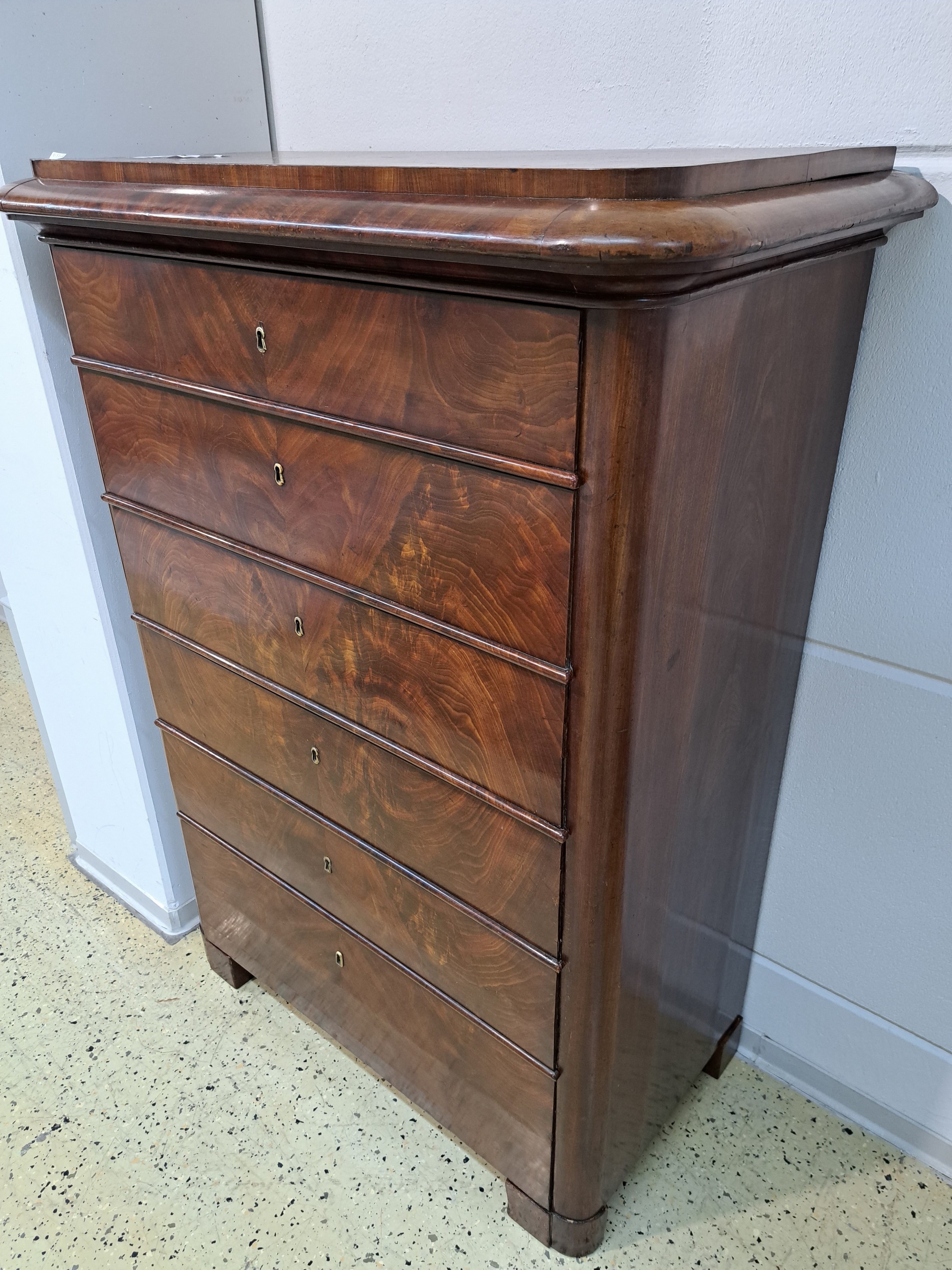 Detail w: Chiffoniere/Hochkommode, Biedermeier, um 1840 , Mahagonifurnier, 6 Schubladen, ca. 148 x 112 x 58 cm, EZ 2-3
