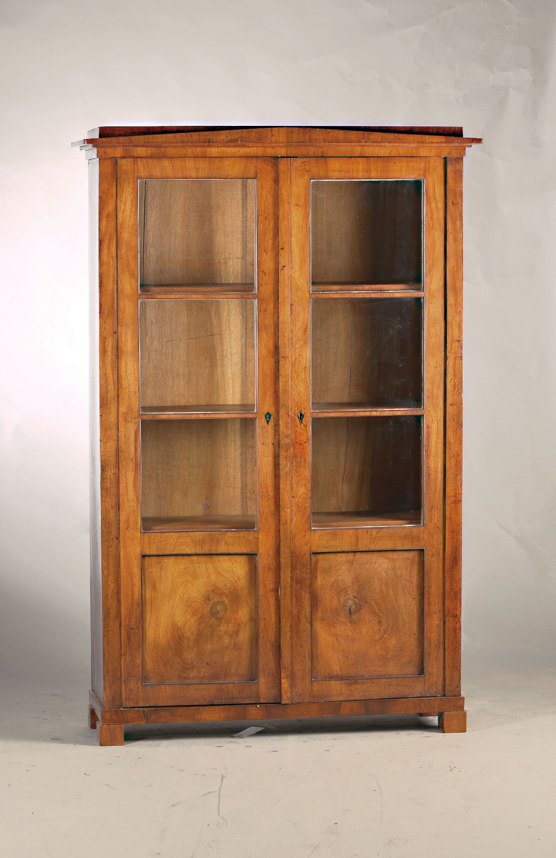 Image 26991972 - Büchervitrine, Biedermeier, um 1830, Nußbaumfurnier, zweitürig sechsfach verglast, ...