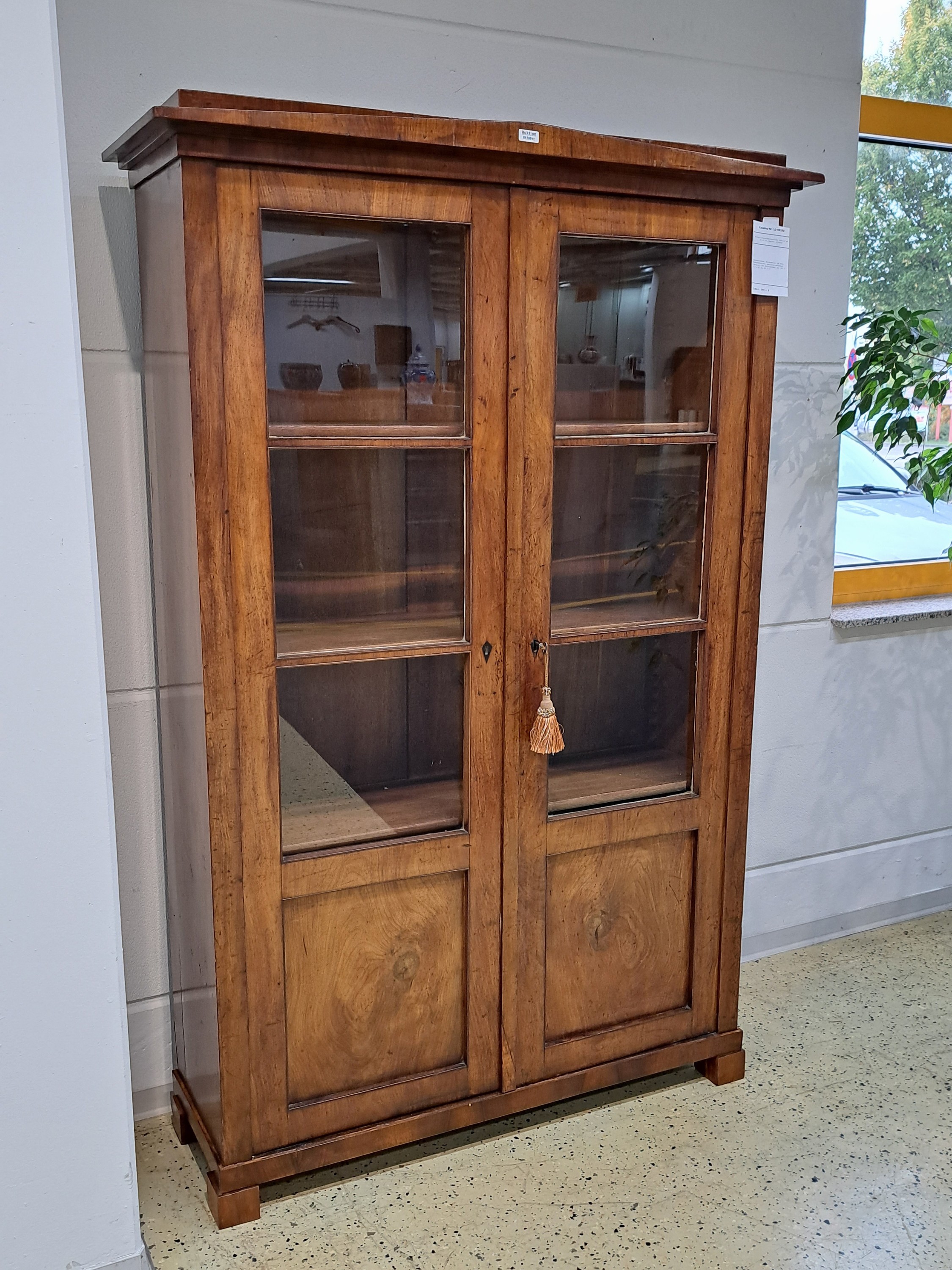 Detail a: Büchervitrine, Biedermeier, um 1830, Nußbaumfurnier, zweitürig sechsfach verglast, mit Einlegeböden, ca. 185 x 119 x 41 cm, EZ 2 -3