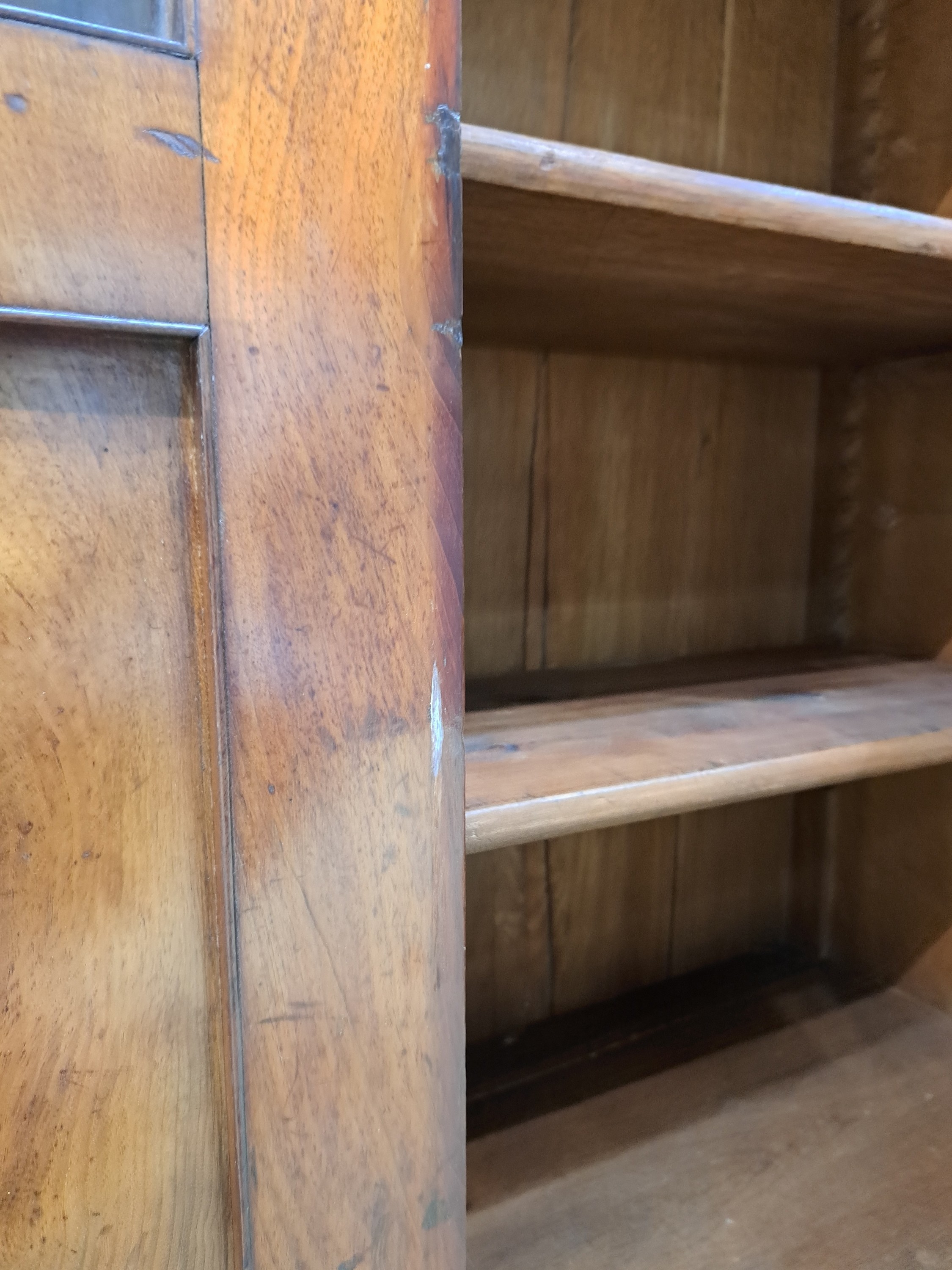 Detail h: Büchervitrine, Biedermeier, um 1830, Nußbaumfurnier, zweitürig sechsfach verglast, mit Einlegeböden, ca. 185 x 119 x 41 cm, EZ 2 -3