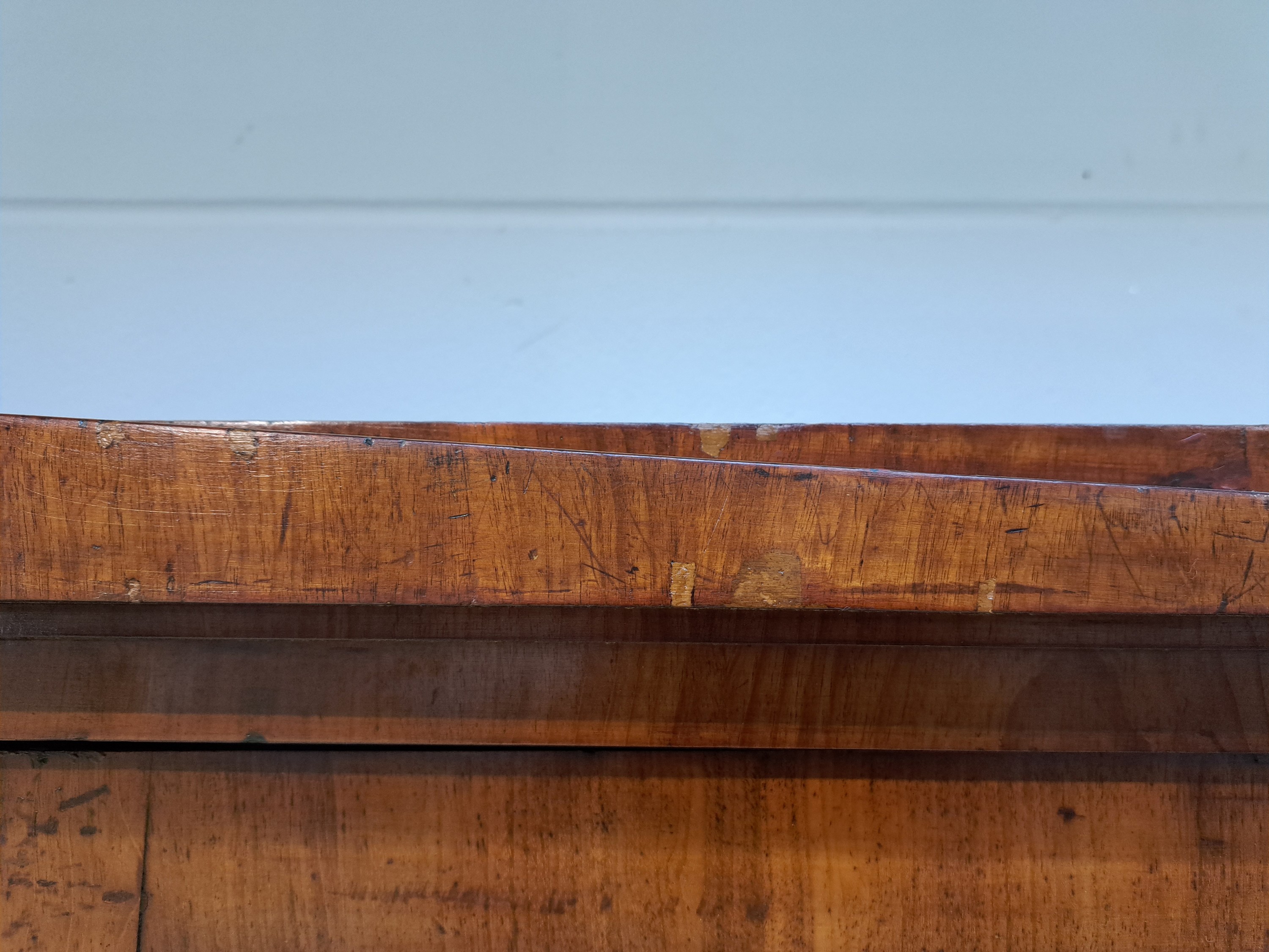 Detail j: Büchervitrine, Biedermeier, um 1830, Nußbaumfurnier, zweitürig sechsfach verglast, mit Einlegeböden, ca. 185 x 119 x 41 cm, EZ 2 -3