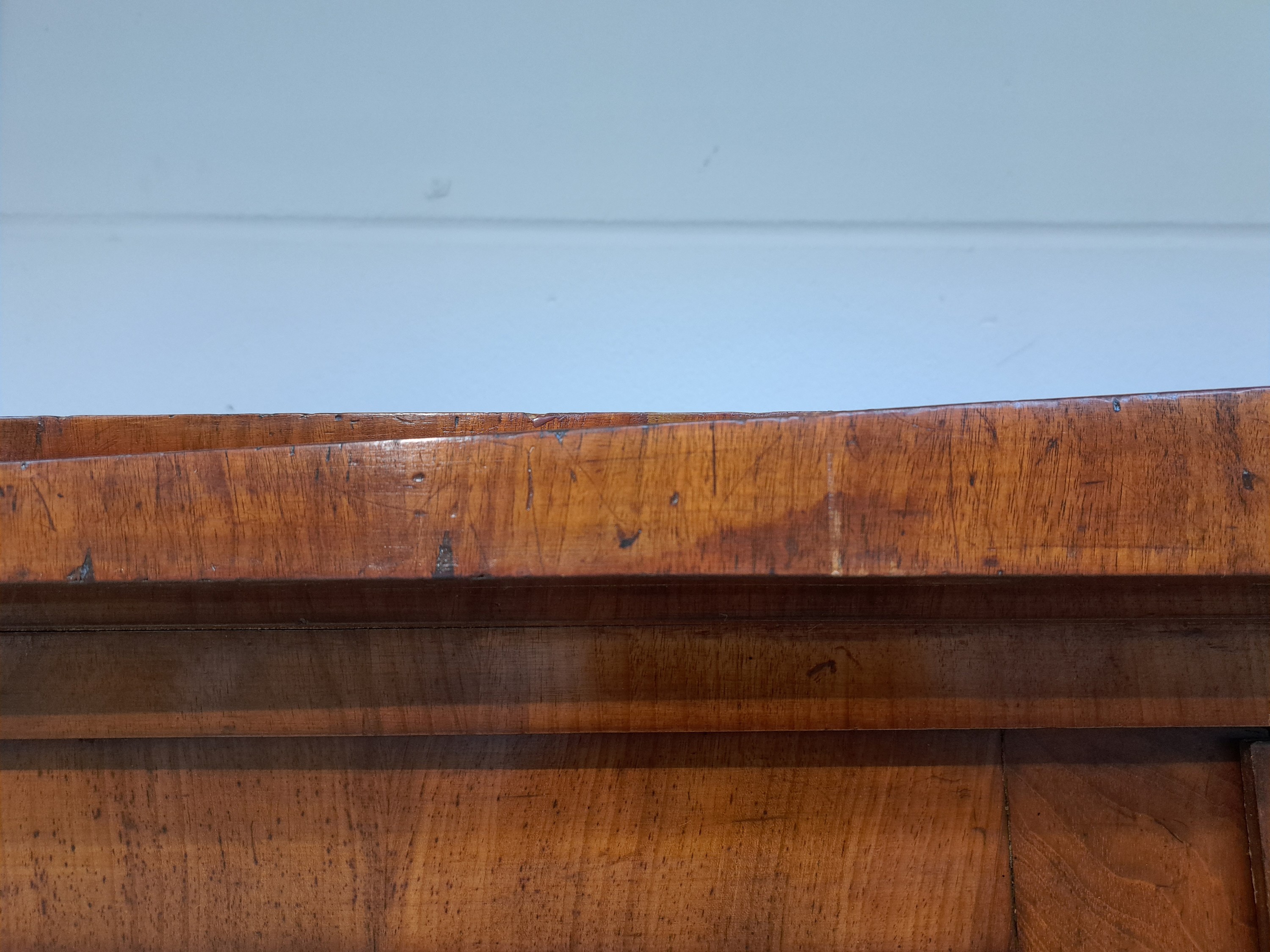 Detail k: Büchervitrine, Biedermeier, um 1830, Nußbaumfurnier, zweitürig sechsfach verglast, mit Einlegeböden, ca. 185 x 119 x 41 cm, EZ 2 -3