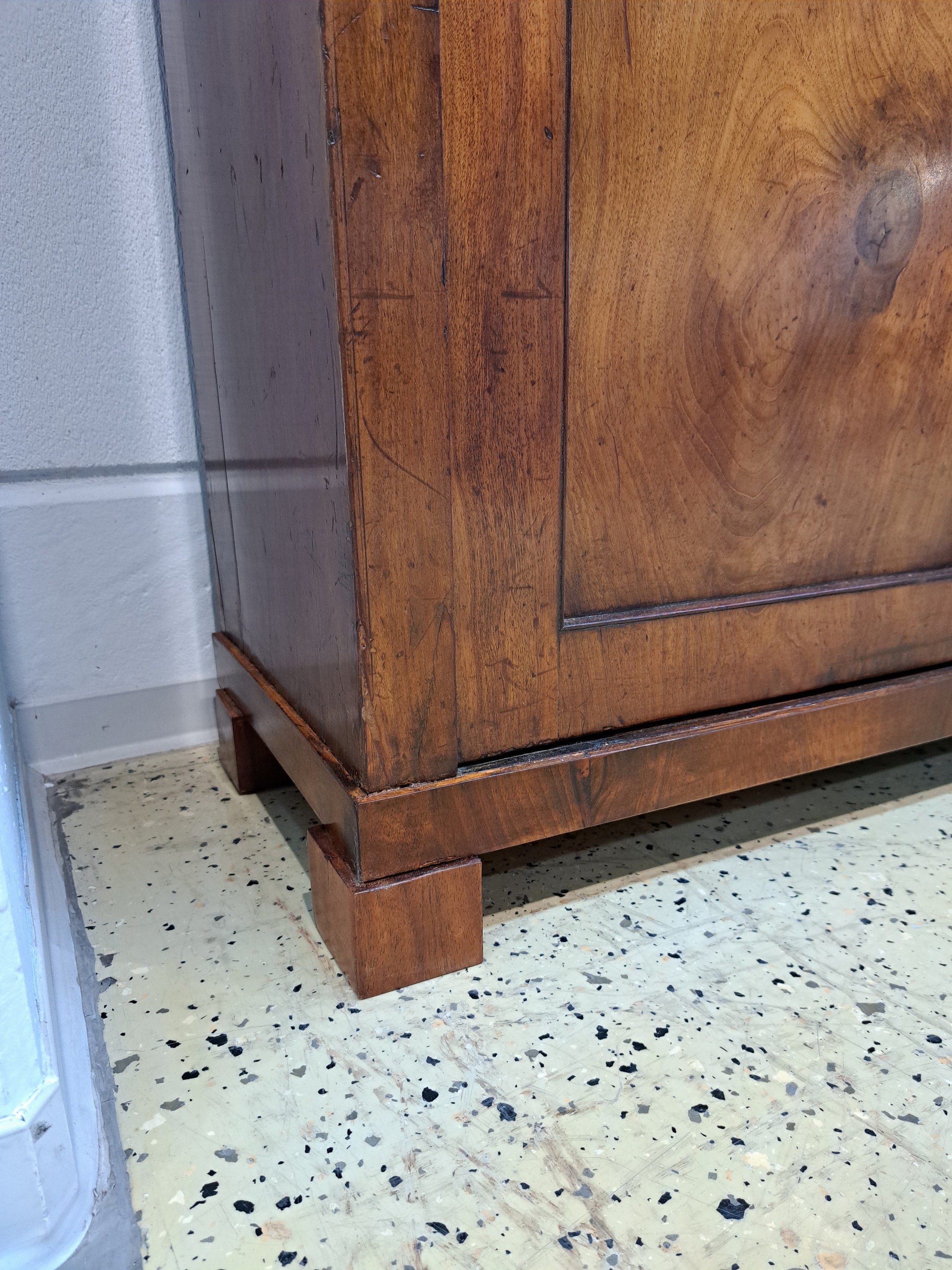 Detail l: Büchervitrine, Biedermeier, um 1830, Nußbaumfurnier, zweitürig sechsfach verglast, mit Einlegeböden, ca. 185 x 119 x 41 cm, EZ 2 -3