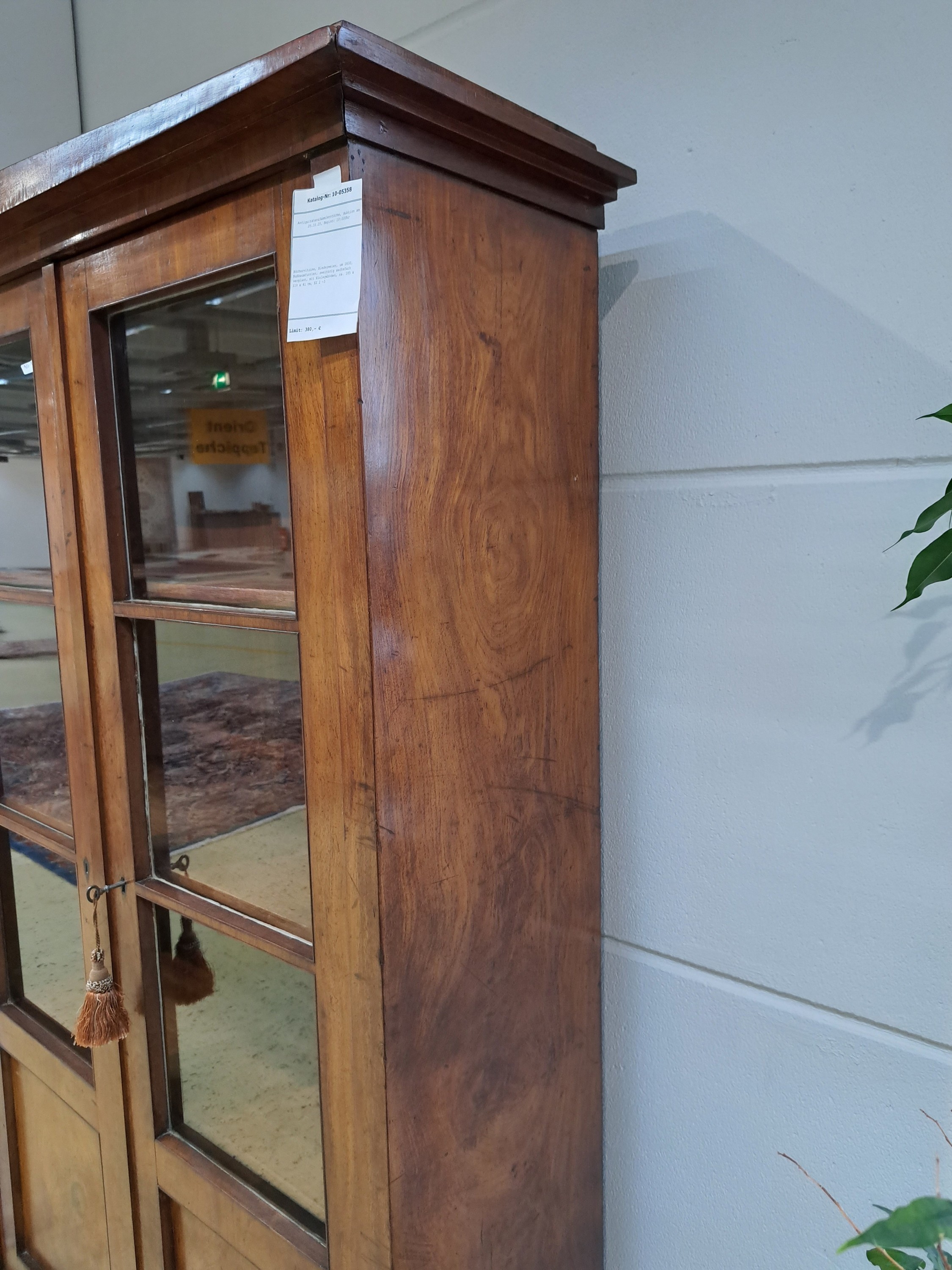 Detail m: Büchervitrine, Biedermeier, um 1830, Nußbaumfurnier, zweitürig sechsfach verglast, mit Einlegeböden, ca. 185 x 119 x 41 cm, EZ 2 -3