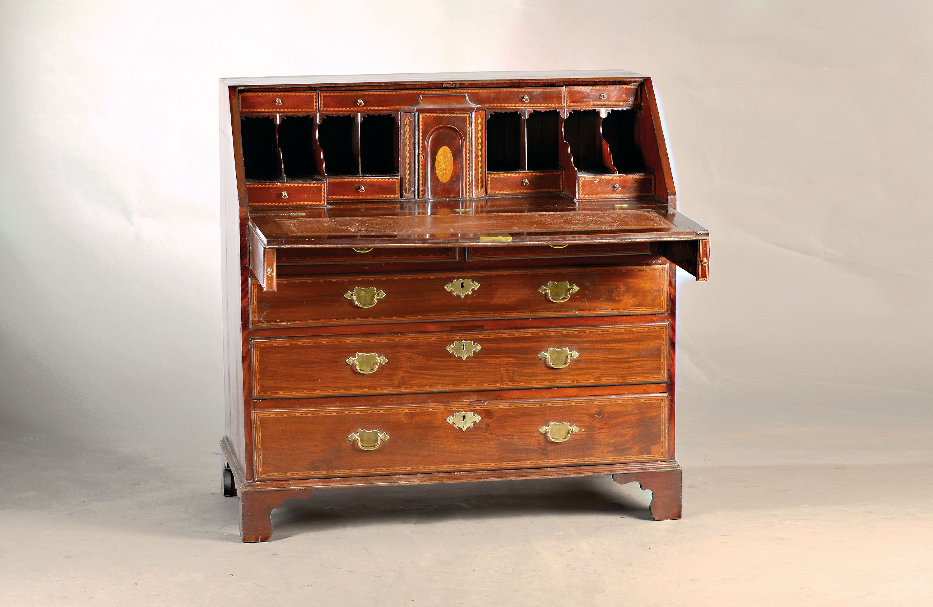Image 26991973 - Schrägklappensekretär, England, um 1840, Mahagonifurnier, 5 Schubladen, aufwendige ...