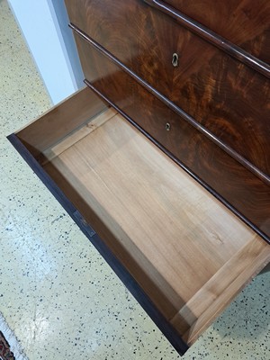 26991964o - Chiffoniere/Hochkommode, Biedermeier, um 1840 , Mahagonifurnier, 6 Schubladen, ca. 148 x ...