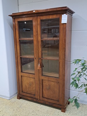 26991972b - Büchervitrine, Biedermeier, um 1830, Nußbaumfurnier, zweitürig sechsfach verglast, ...