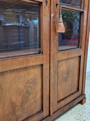 26991972c - Büchervitrine, Biedermeier, um 1830, Nußbaumfurnier, zweitürig sechsfach verglast, ...
