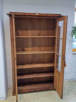 26991972d - Büchervitrine, Biedermeier, um 1830, Nußbaumfurnier, zweitürig sechsfach verglast, ...