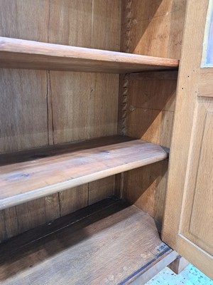 26991972f - Büchervitrine, Biedermeier, um 1830, Nußbaumfurnier, zweitürig sechsfach verglast, ...