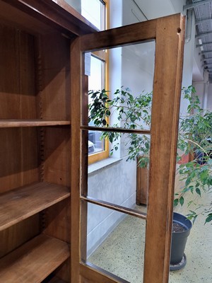 26991972g - Büchervitrine, Biedermeier, um 1830, Nußbaumfurnier, zweitürig sechsfach verglast, ...