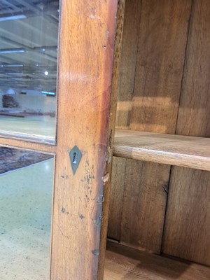 26991972i - Büchervitrine, Biedermeier, um 1830, Nußbaumfurnier, zweitürig sechsfach verglast, ...