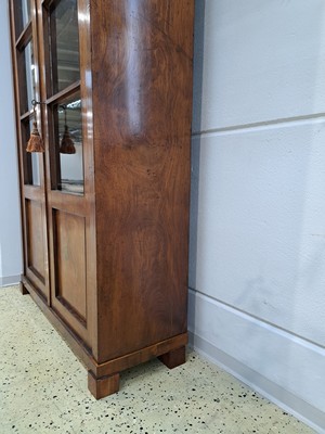 26991972n - Büchervitrine, Biedermeier, um 1830, Nußbaumfurnier, zweitürig sechsfach verglast, ...