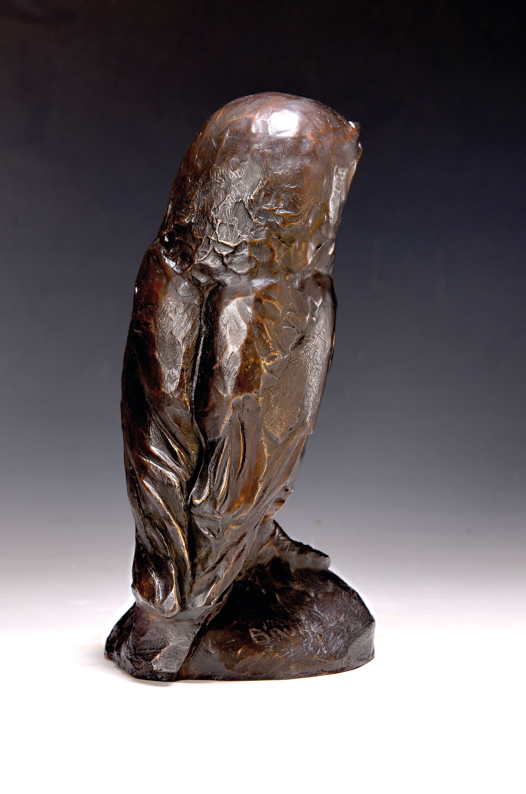 Detail a: Bruno Bruni, 1935 Gradara, Bronzefigur, Eule auf Sockel stehend, patiniert, signiert, num. 115/250, Gießerstempel Ara- Kunst, H. ca. 29 cm