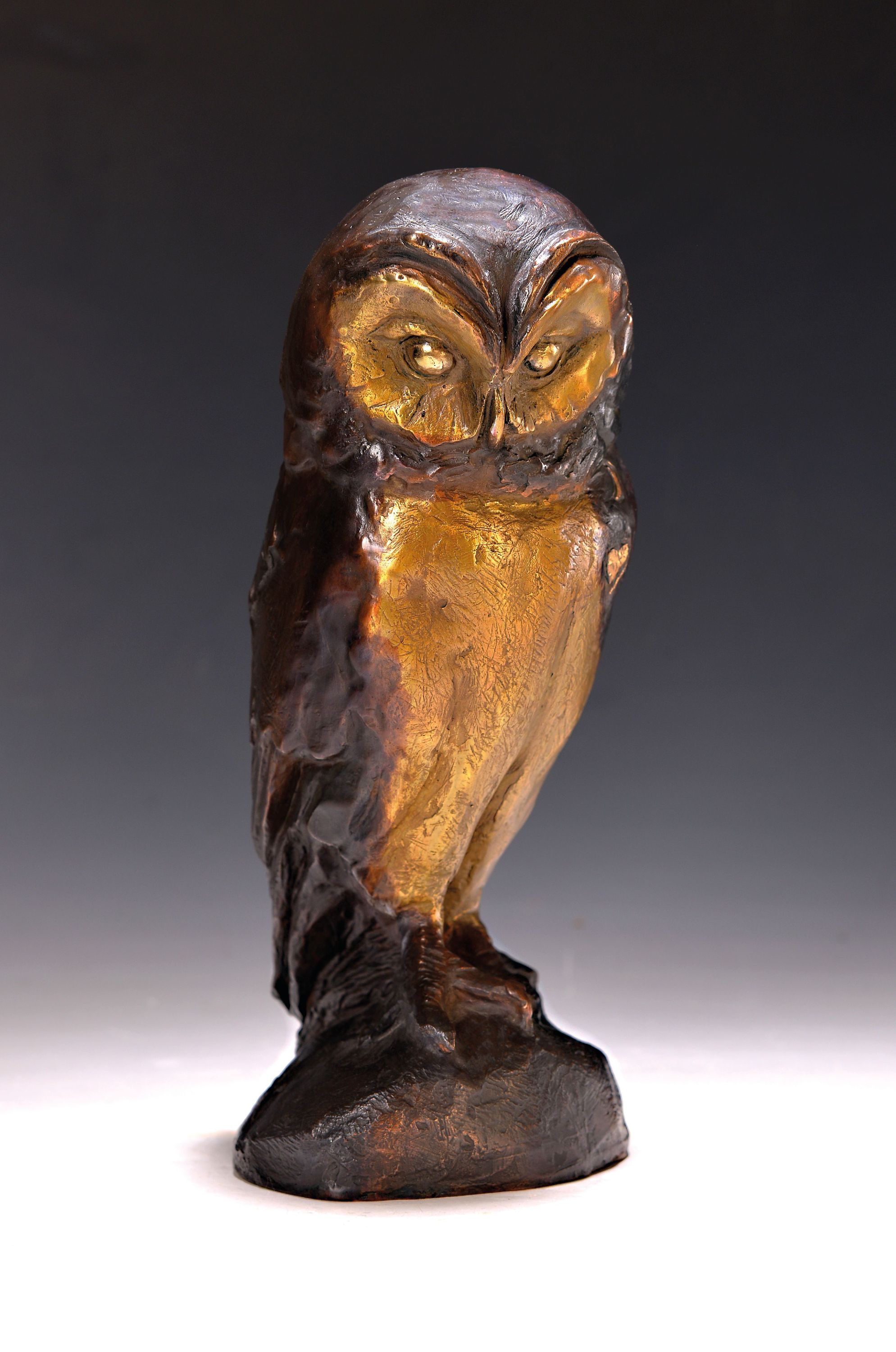 Detail k: Bruno Bruni, 1935 Gradara, Bronzefigur, Eule auf Sockel stehend, patiniert, signiert, num. 115/250, Gießerstempel Ara- Kunst, H. ca. 29 cm