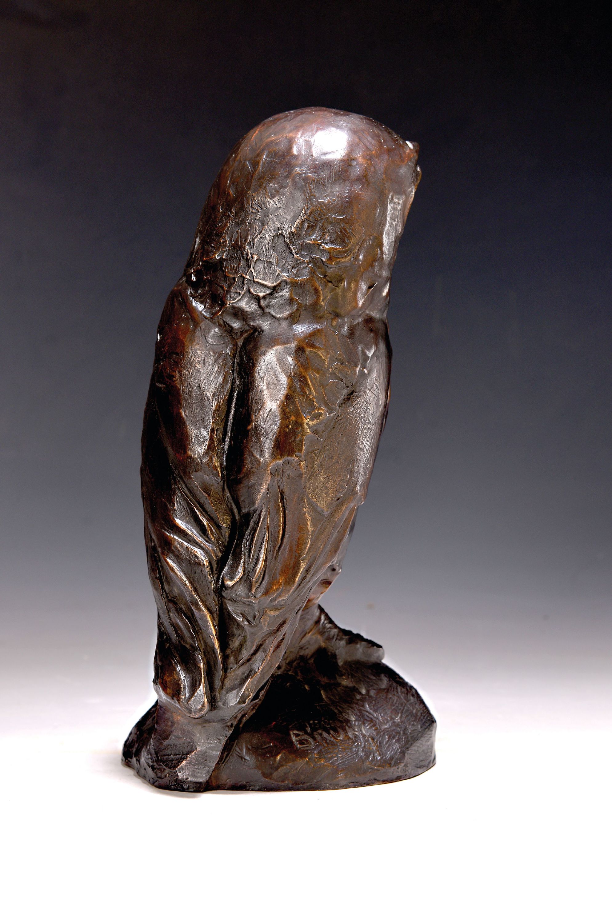 Detail l: Bruno Bruni, 1935 Gradara, Bronzefigur, Eule auf Sockel stehend, patiniert, signiert, num. 115/250, Gießerstempel Ara- Kunst, H. ca. 29 cm