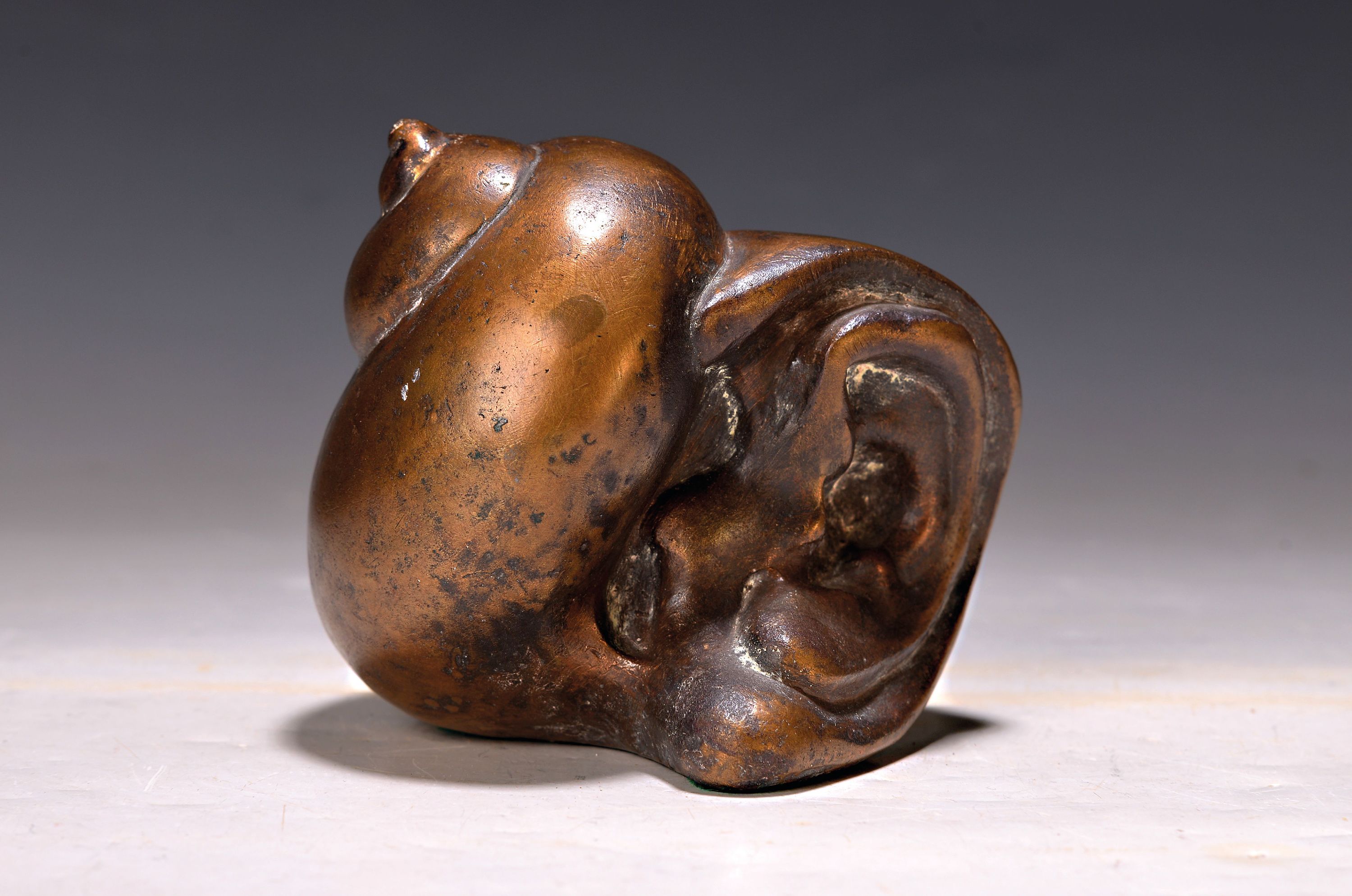 Detail k: Gernot Rumpf, 1941 Kaiserslautern - 20.01.2025, pfälzer Bildhauer, Bronzefigur, Ohrmuschel bzw. Ohr, monogrammiert, ca. 10.5 x 12 x 10.5 cm,