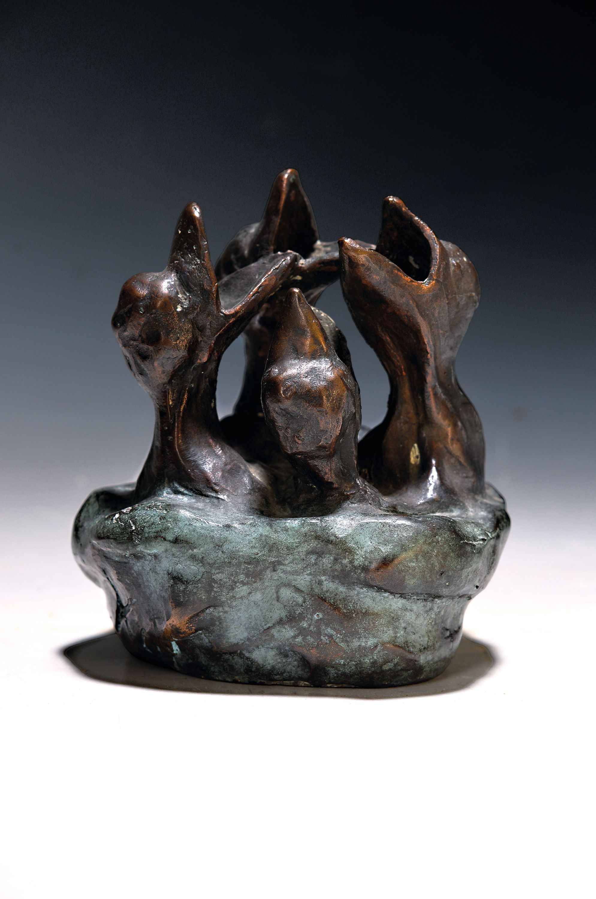 Image 26992097 - Monogrammist, 2. Hälfte 20. Jh., Bronzefigur, Vogelnest mit vier hungrigen Küken, ...