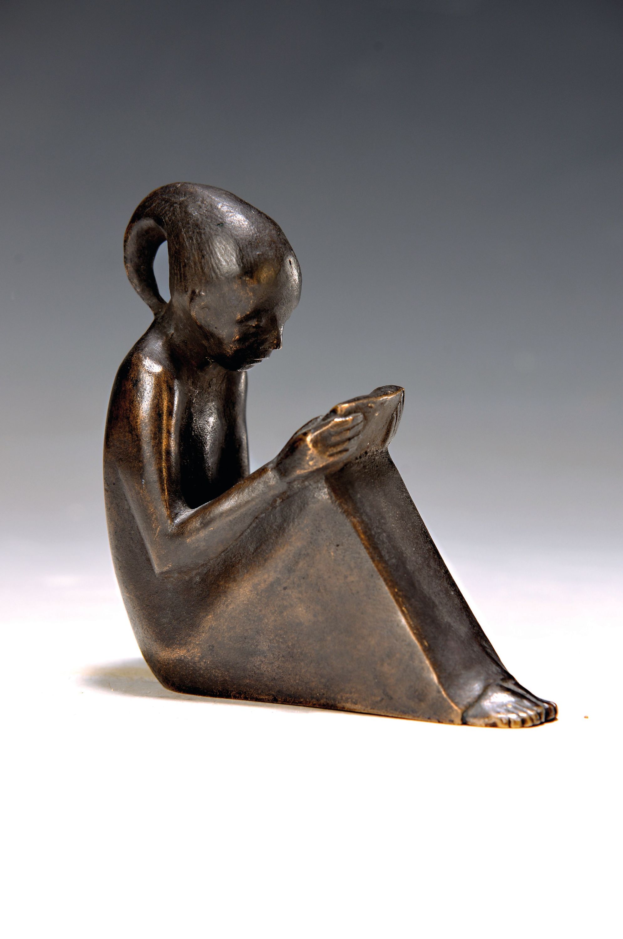 Image 26992098 - Bronzefigur, sitzendes Mädchen, 2. Hälfte 20. Jh., lesendes Mädchen, Bronze patiniert, ...