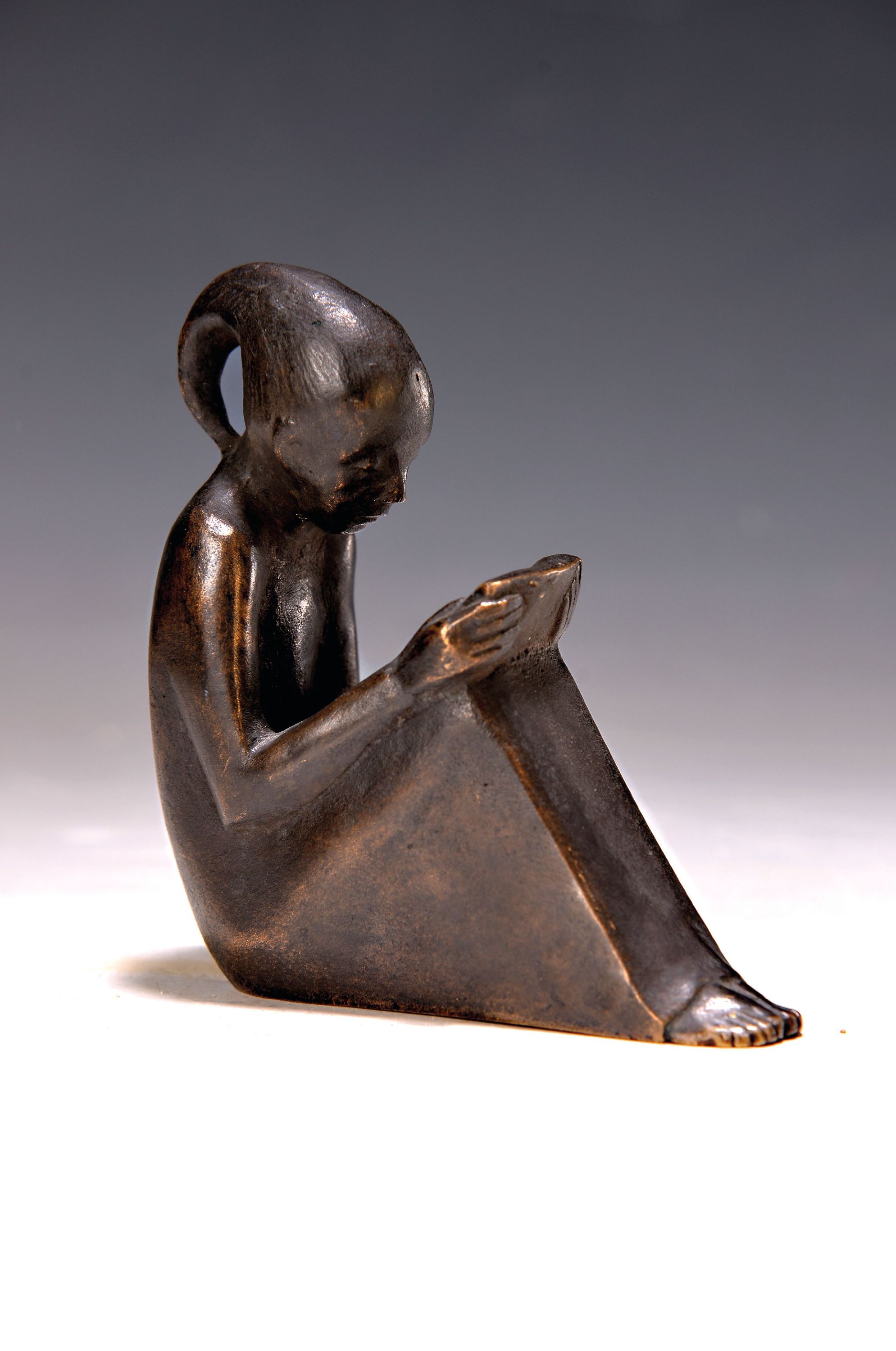 Detail k: Bronzefigur, sitzendes Mädchen, 2. Hälfte 20. Jh., lesendes Mädchen, Bronze patiniert, unsigniert, ca. 11 x 10 x 4 cm
