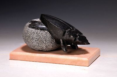 26992096a - Zwei Figuren, Shona-Kunst, Simbabwe, Stein behauen: a. Skarabäus, PIllendreher, gehauen, ...