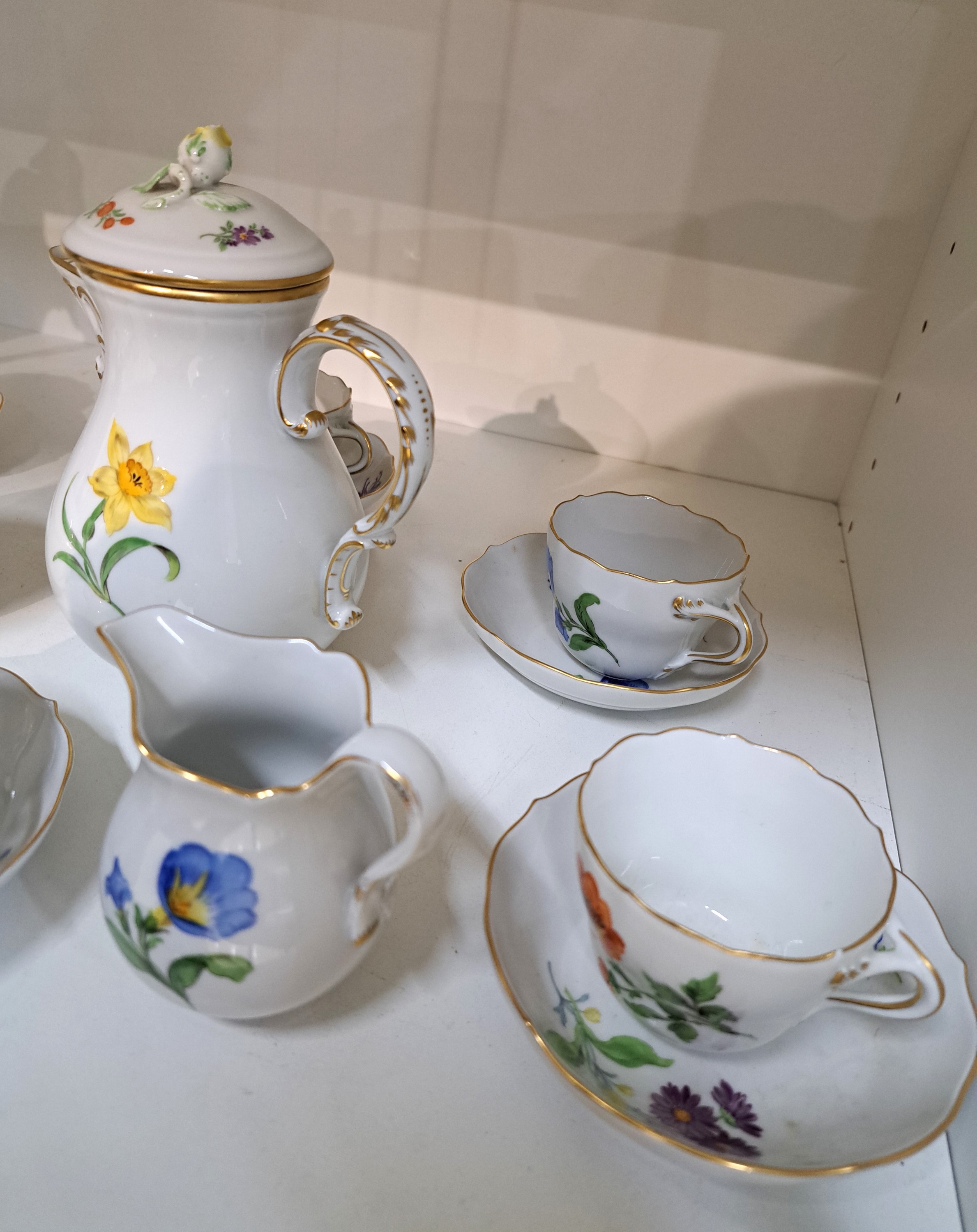 Detail a: Mokkaservice, Meissen für 6 Personen, 2.H. 20. Jh., Blume I., polychrome Bemalung, Mokkakanne, 6 Tassen mit Untertassen, Zuckerdose und ...
