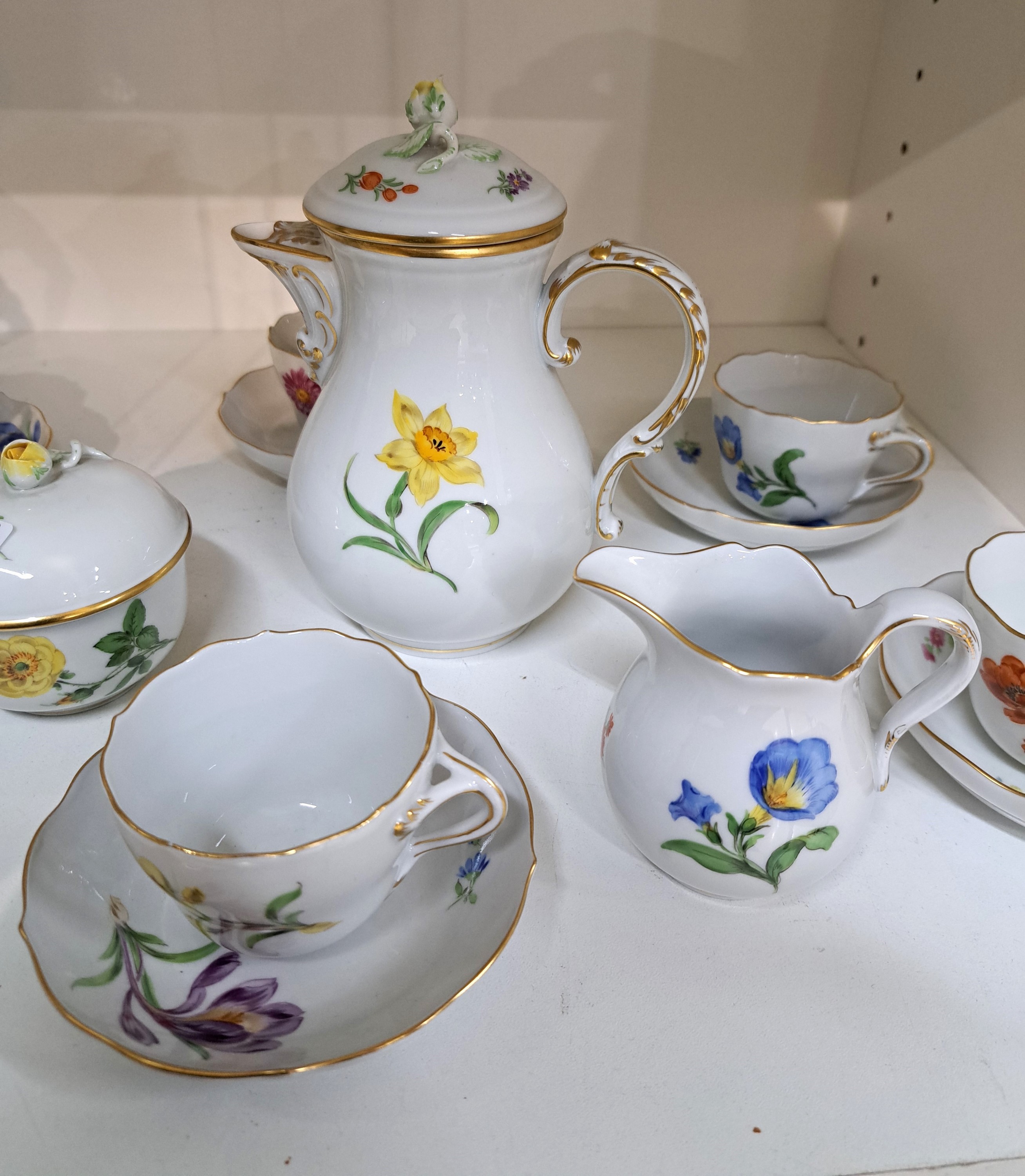 Detail b: Mokkaservice, Meissen für 6 Personen, 2.H. 20. Jh., Blume I., polychrome Bemalung, Mokkakanne, 6 Tassen mit Untertassen, Zuckerdose und ...