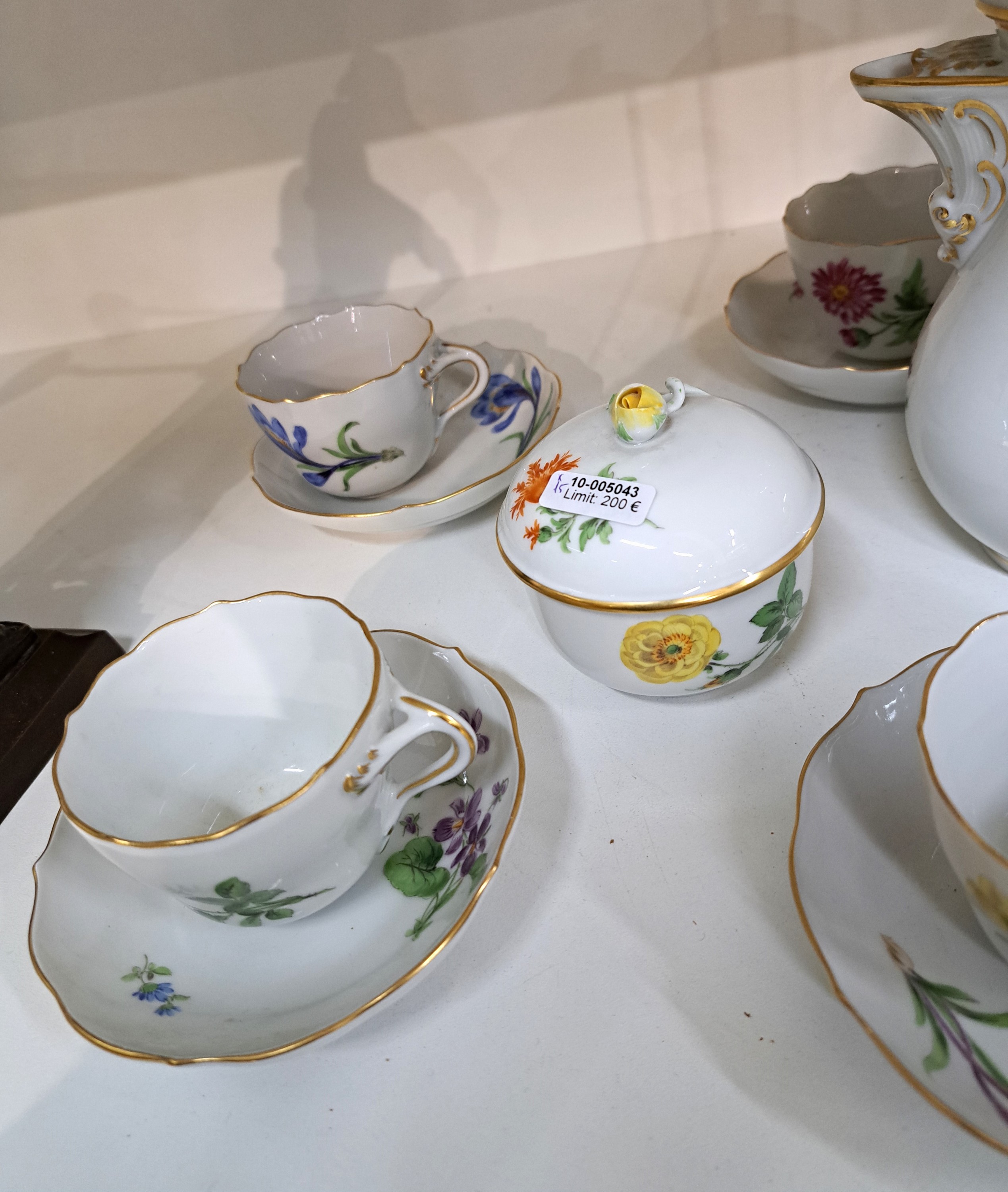 Detail c: Mokkaservice, Meissen für 6 Personen, 2.H. 20. Jh., Blume I., polychrome Bemalung, Mokkakanne, 6 Tassen mit Untertassen, Zuckerdose und ...